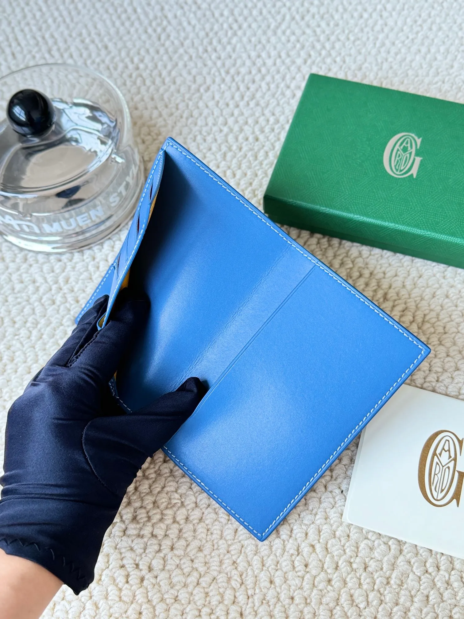 💰120 Goyard Passport Holder Goyardine Canvas & Vauzelles Calfskin No.: 804 Eleven colors. The country is open. The first choice for overseas travel. Multiple colors available. Can be used as a couple. It’s yyds to give as a gift for your own use! A super convenient passport holder with four card slots + two compartments for traveling. Small and portable, good-looking. Material: goyarine canvas and Vauzelles calfskin. Size: 14✖️10✖️1.5cm