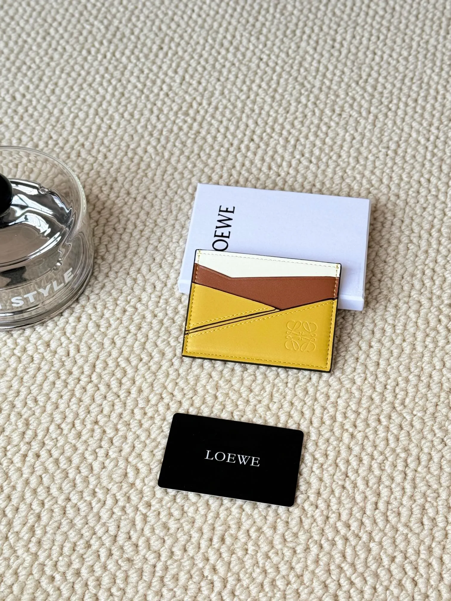💰100 ·Loewe’s new card holders are back in stock! The new ones are all with metal logos, which are more refined than the old ones~~ Comes with box and dust bag! It’s also a good idea to choose this small accessory for Valentine’s Day ~~Model: L1106 Size: 10*7.5CM