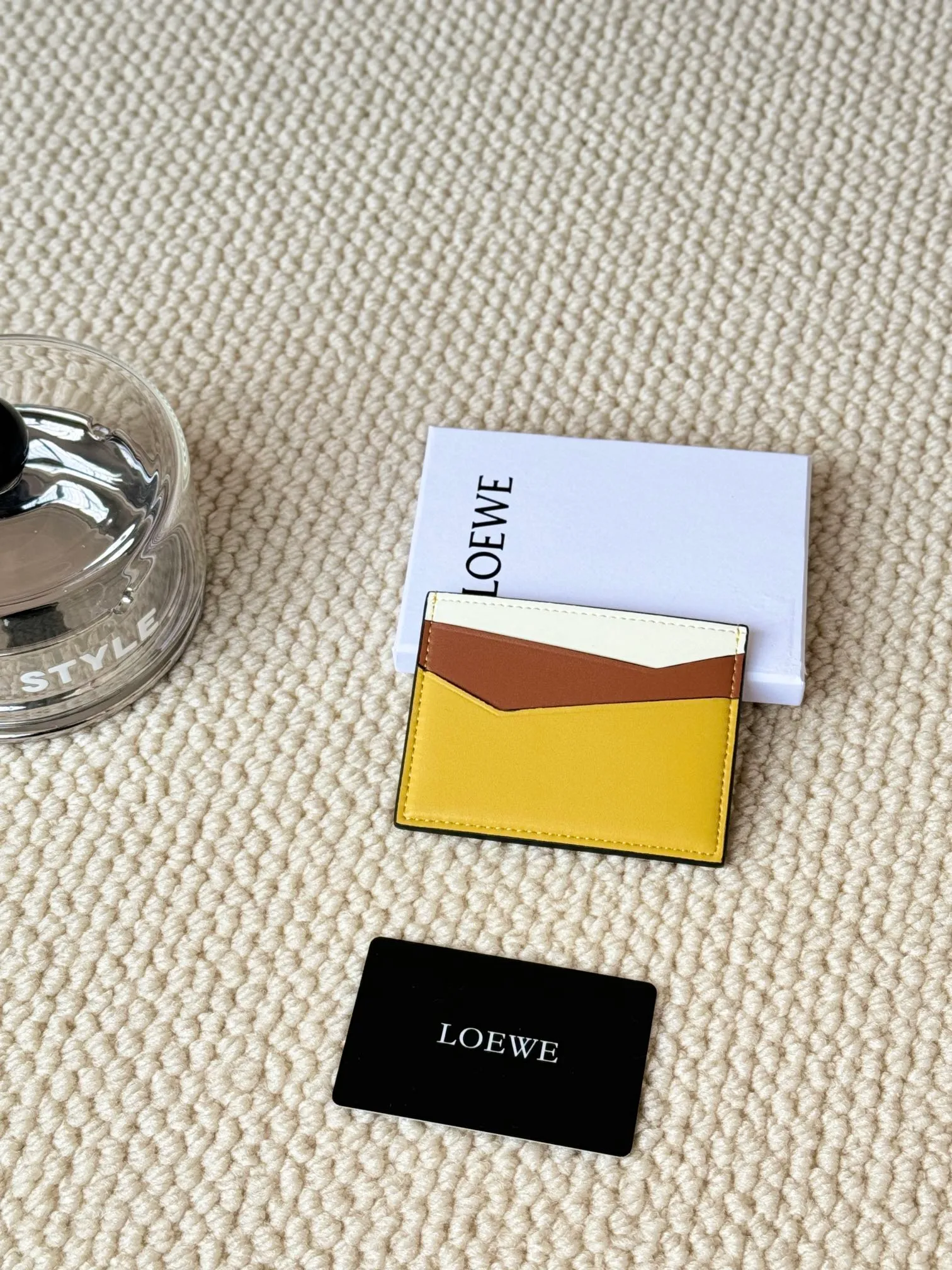 💰100 ·Loewe’s new card holders are back in stock! The new ones are all with metal logos, which are more refined than the old ones~~ Comes with box and dust bag! It’s also a good idea to choose this small accessory for Valentine’s Day ~~Model: L1106 Size: 10*7.5CM