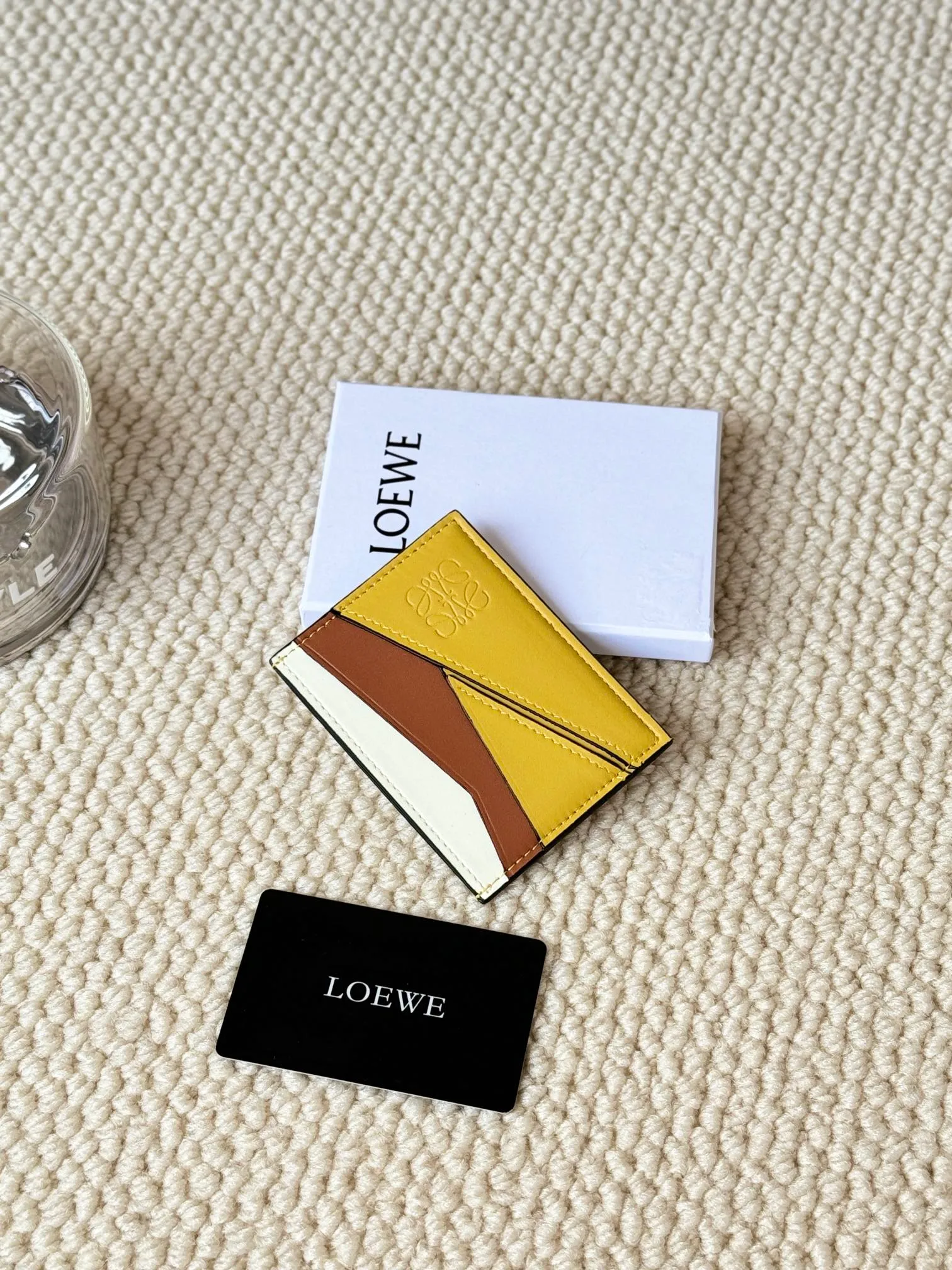💰100 ·Loewe’s new card holders are back in stock! The new ones are all with metal logos, which are more refined than the old ones~~ Comes with box and dust bag! It’s also a good idea to choose this small accessory for Valentine’s Day ~~Model: L1106 Size: 10*7.5CM