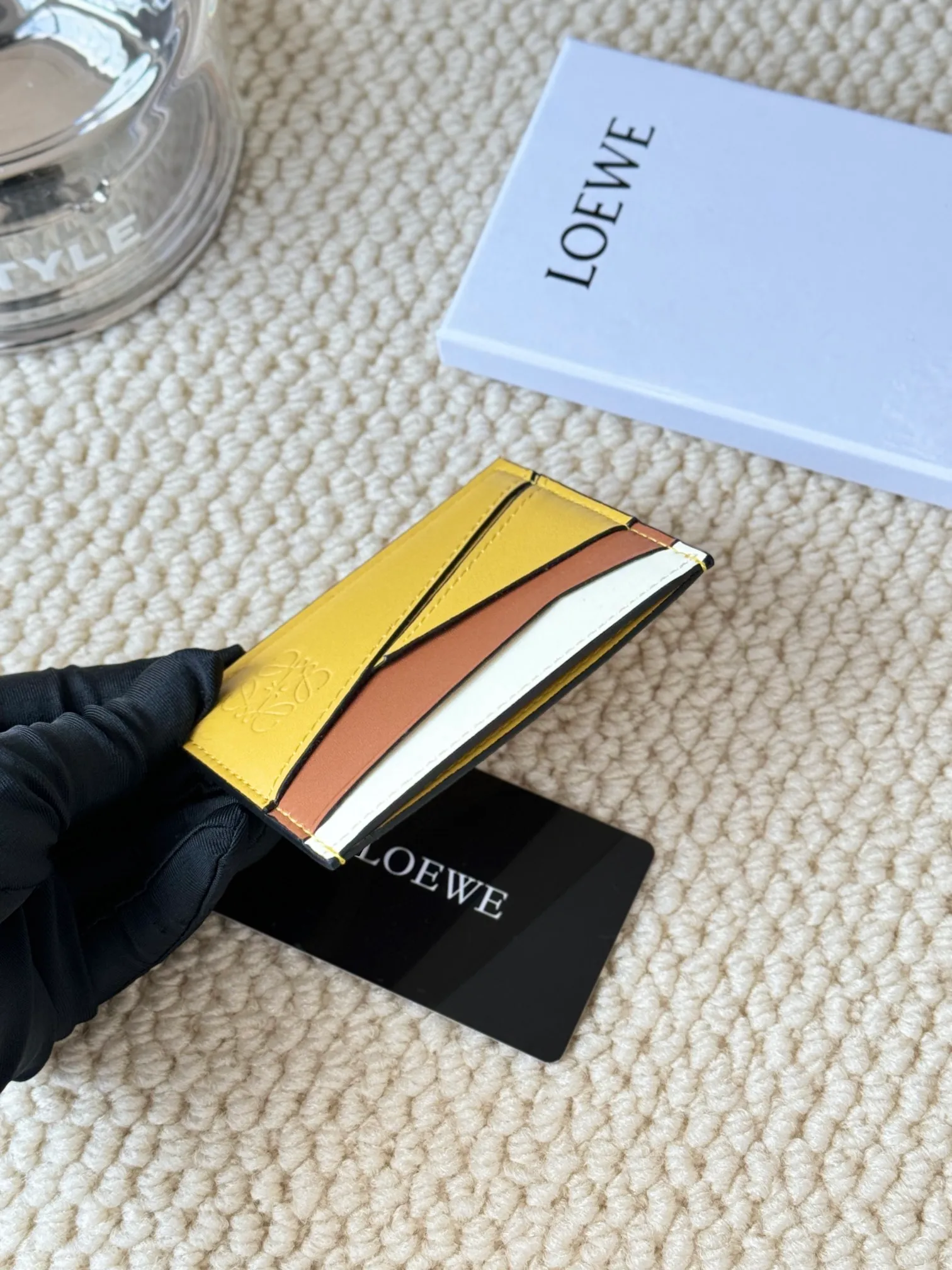 💰100 ·Loewe’s new card holders are back in stock! The new ones are all with metal logos, which are more refined than the old ones~~ Comes with box and dust bag! It’s also a good idea to choose this small accessory for Valentine’s Day ~~Model: L1106 Size: 10*7.5CM