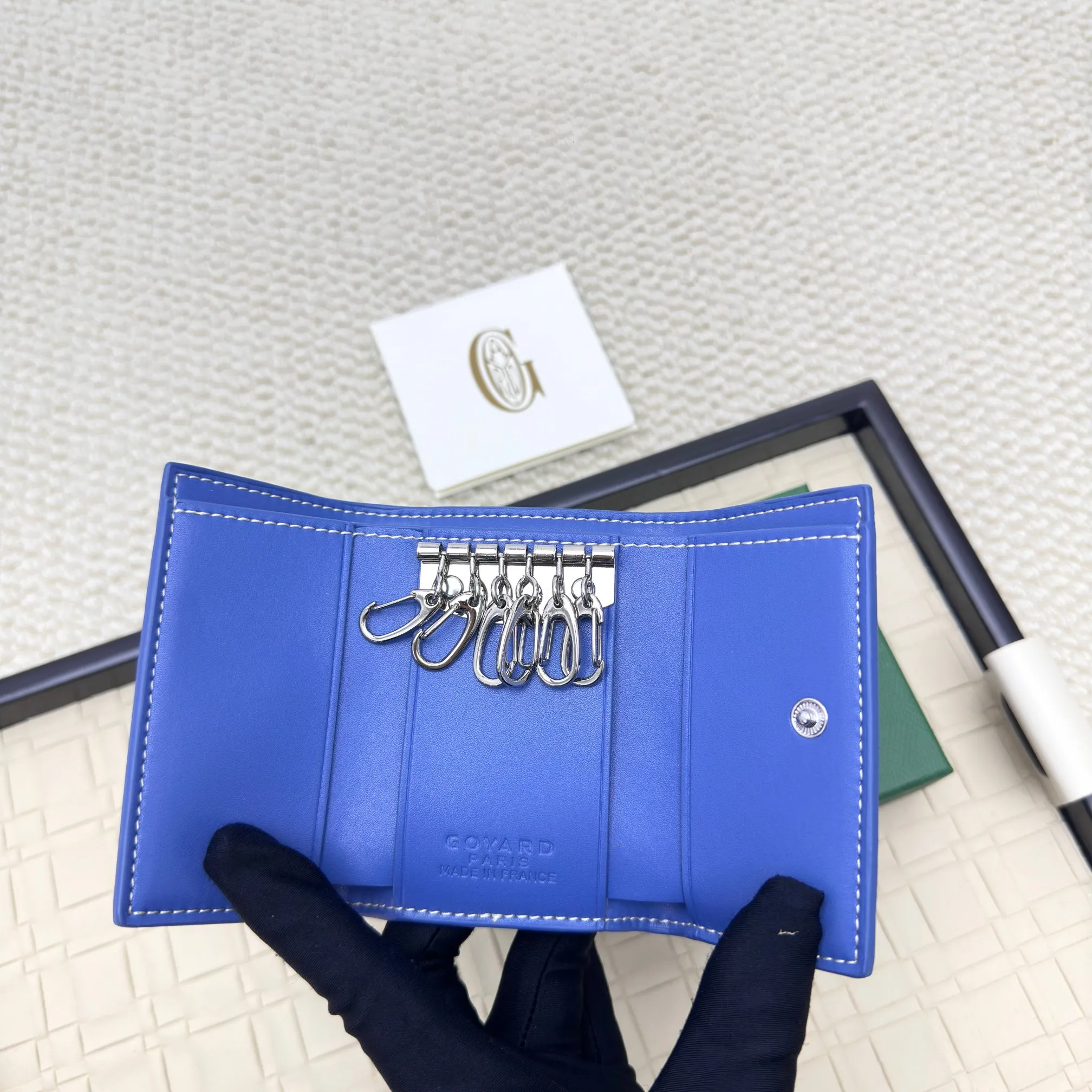 💰120 GOYARD Goya Classic👍🏻The design of the Saint-Sulpice 3-fold key bag is small and compact. Its compact design is just suitable for putting in a jacket or pants pocket. It is equipped with 6 locks that can fasten 6 keys. Style number: 807 Size: 10.5*7*2