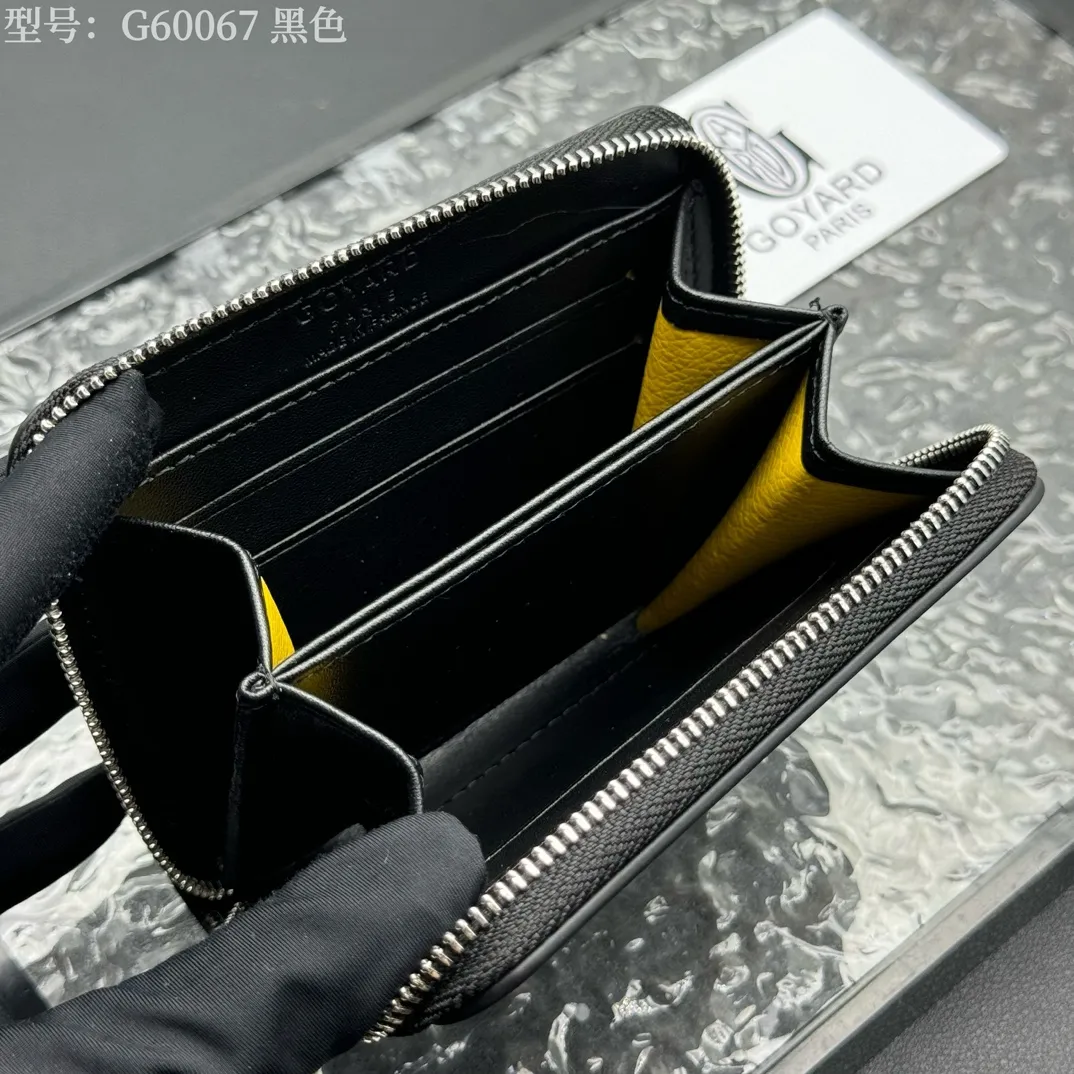 💰110 💎Top original 𝐠𝐨𝐲𝐚𝐫𝐝 Hot style 💕 Goya wallet short Matignon Mini coin purse with full zipper closure design. Its central compartment holds coins, while its interior patch pocket holds cards or small IDs. Style number: G60067 Size: 10.4*7.5*1.8cm