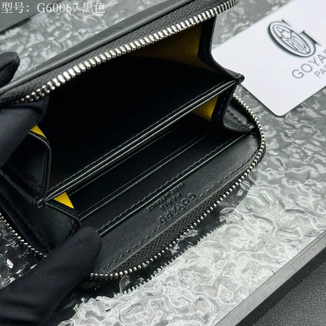 💰110 💎Top original 𝐠𝐨𝐲𝐚𝐫𝐝 Hot style 💕 Goya wallet short Matignon Mini coin purse with full zipper closure design. Its central compartment holds coins, while its interior patch pocket holds cards or small IDs. Style number: G60067 Size: 10.4*7.5*1.8cm