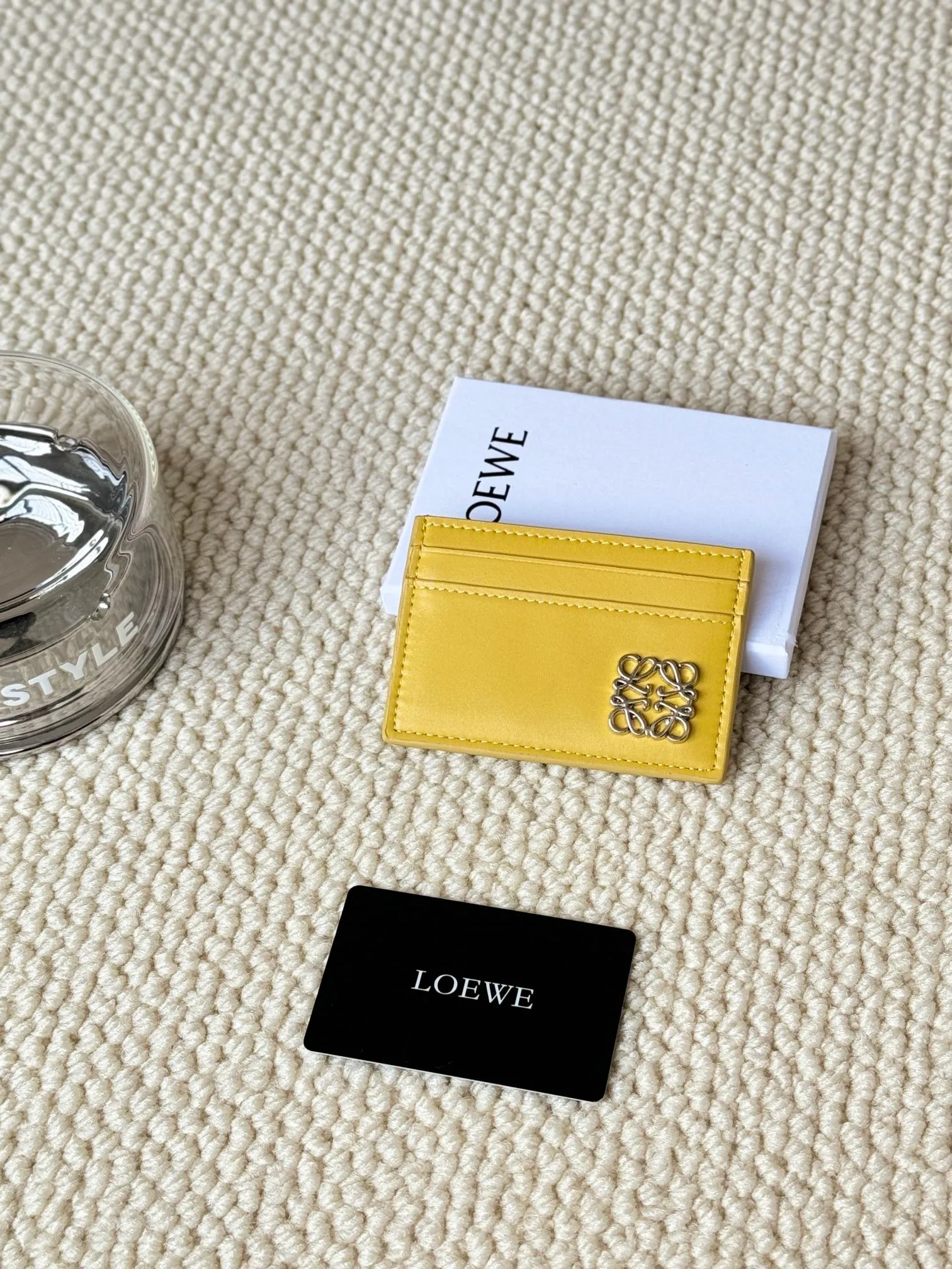 💰100 ·Loewe’s new card holders are back in stock! The new ones are all with metal logos, which are more refined than the old ones~~ Comes with box and dust bag! It’s also a good idea to choose this small accessory for Valentine’s Day ~~Model: L1122 Size: 10*7.5CM