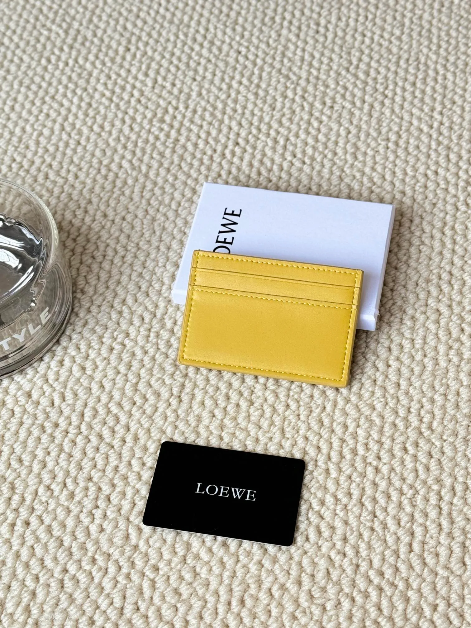 💰100 ·Loewe’s new card holders are back in stock! The new ones are all with metal logos, which are more refined than the old ones~~ Comes with box and dust bag! It’s also a good idea to choose this small accessory for Valentine’s Day ~~Model: L1122 Size: 10*7.5CM