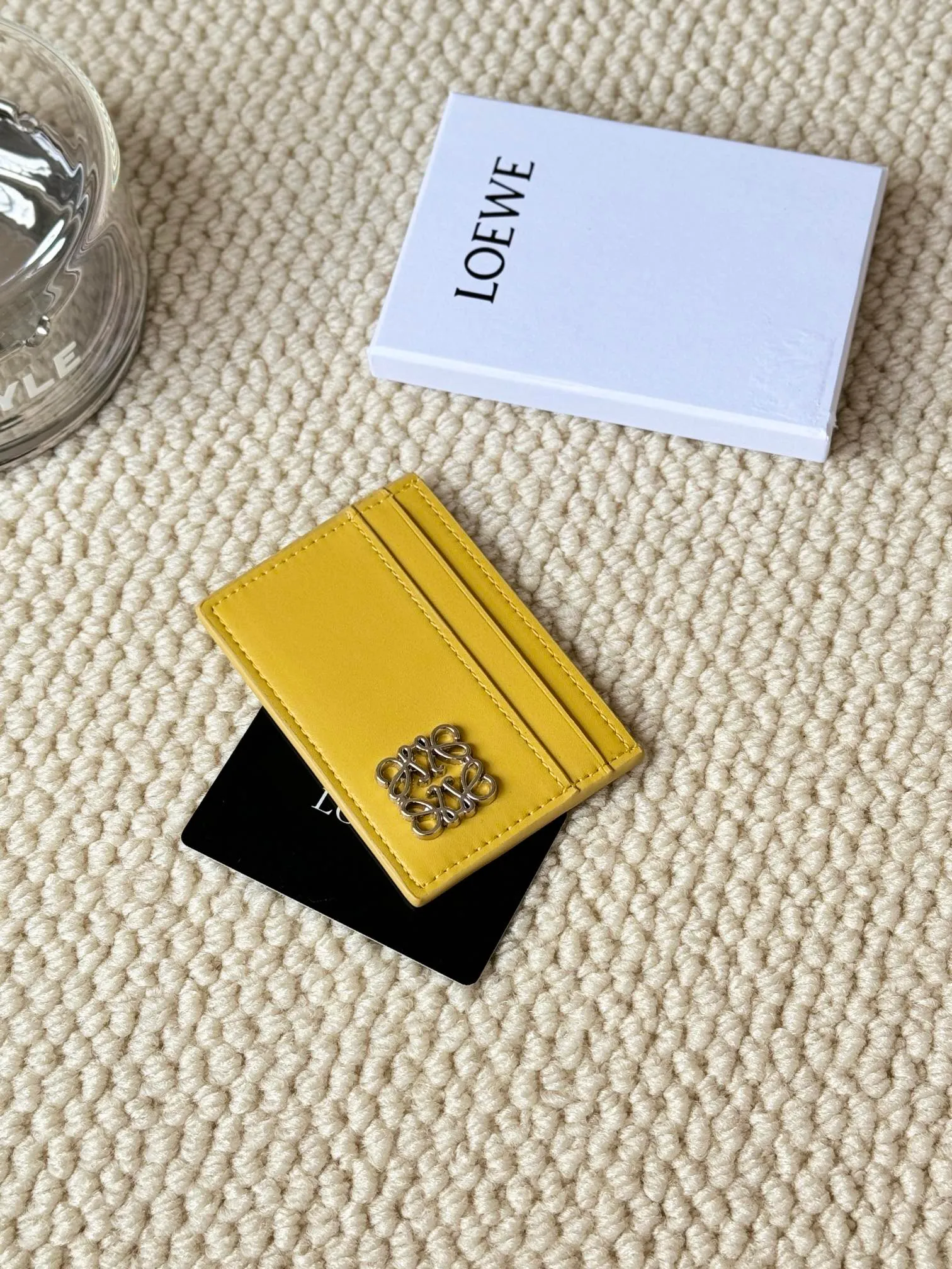 💰100 ·Loewe’s new card holders are back in stock! The new ones are all with metal logos, which are more refined than the old ones~~ Comes with box and dust bag! It’s also a good idea to choose this small accessory for Valentine’s Day ~~Model: L1122 Size: 10*7.5CM