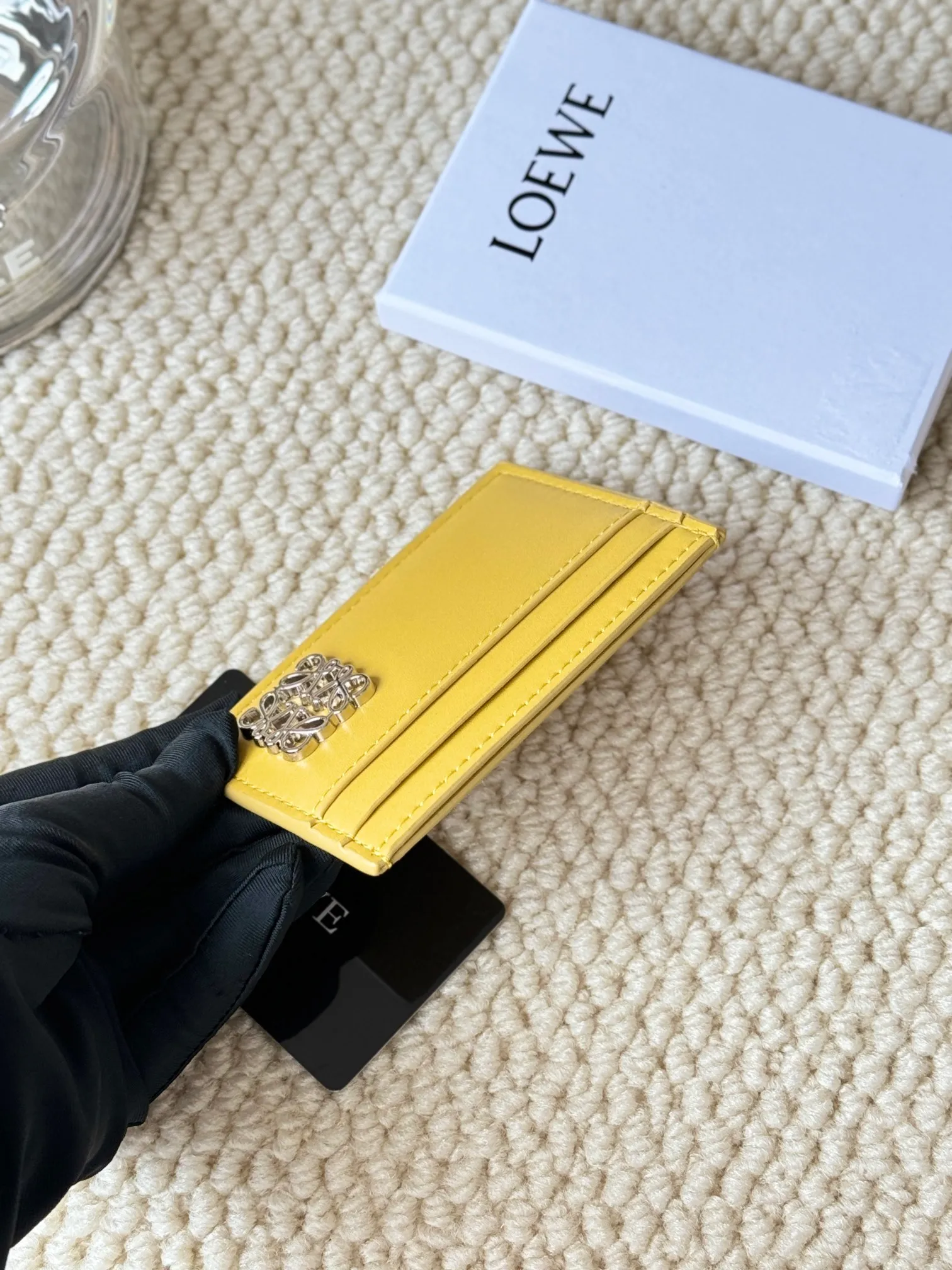 💰100 ·Loewe’s new card holders are back in stock! The new ones are all with metal logos, which are more refined than the old ones~~ Comes with box and dust bag! It’s also a good idea to choose this small accessory for Valentine’s Day ~~Model: L1122 Size: 10*7.5CM