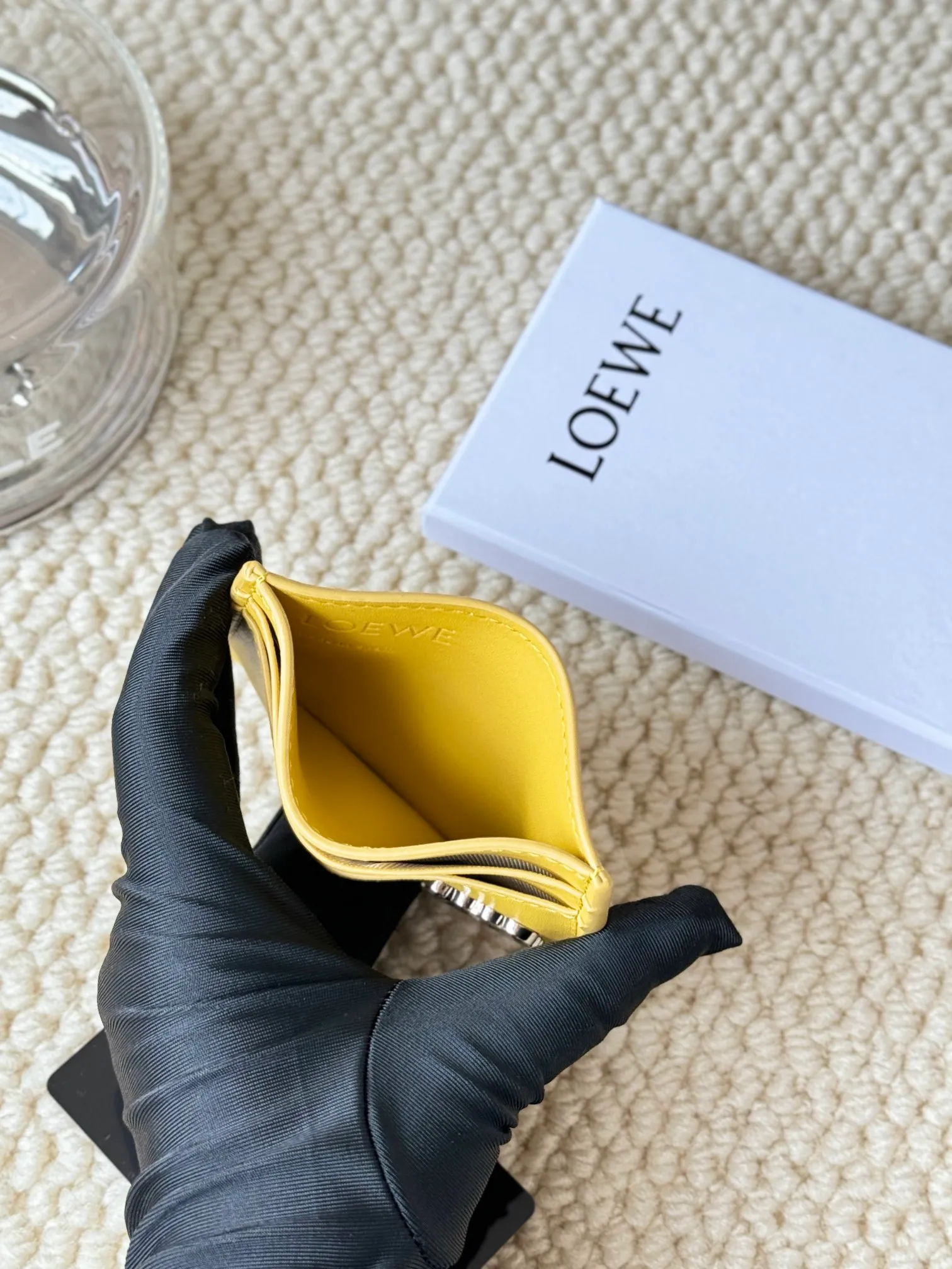 💰100 ·Loewe’s new card holders are back in stock! The new ones are all with metal logos, which are more refined than the old ones~~ Comes with box and dust bag! It’s also a good idea to choose this small accessory for Valentine’s Day ~~Model: L1122 Size: 10*7.5CM
