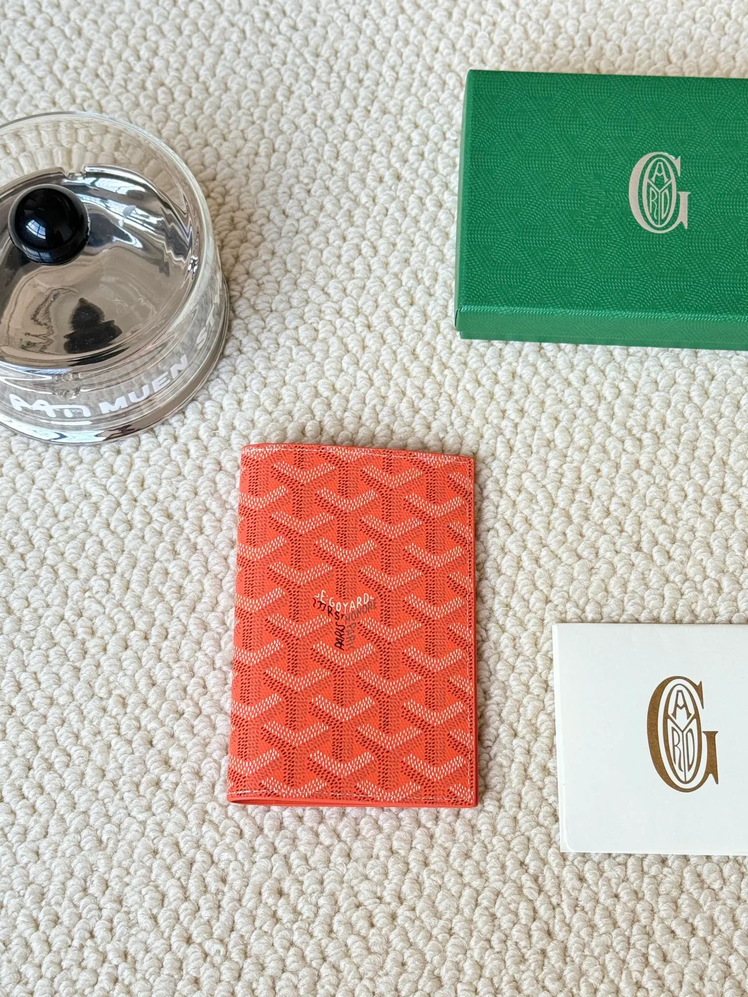 💰120 Goyard Passport Holder Goyardine Canvas & Vauzelles Calfskin No.: G804 Eleven colors. The country is open. The first choice for overseas travel. Multiple colors available. Can be used as a couple's model. It's yyds for giving away for personal use! A super convenient passport holder with four card slots + two compartments for traveling. Small and portable, good-looking. Material: goyarine canvas and Vauzelles calfskin. Size: 14✖️10✖️1.5cm