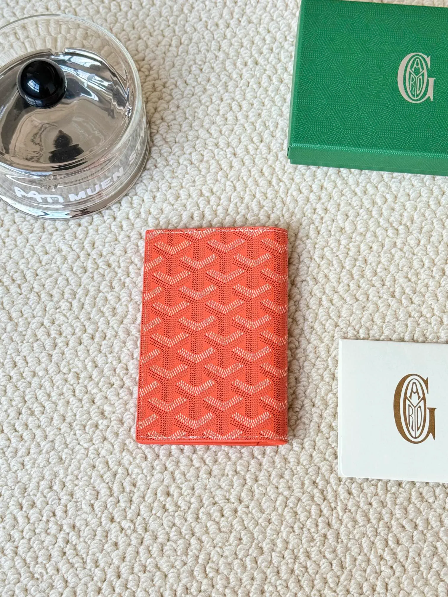 💰120 Goyard Passport Holder Goyardine Canvas & Vauzelles Calfskin No.: G804 Eleven colors. The country is open. The first choice for overseas travel. Multiple colors available. Can be used as a couple's model. It's yyds for giving away for personal use! A super convenient passport holder with four card slots + two compartments for traveling. Small and portable, good-looking. Material: goyarine canvas and Vauzelles calfskin. Size: 14✖️10✖️1.5cm