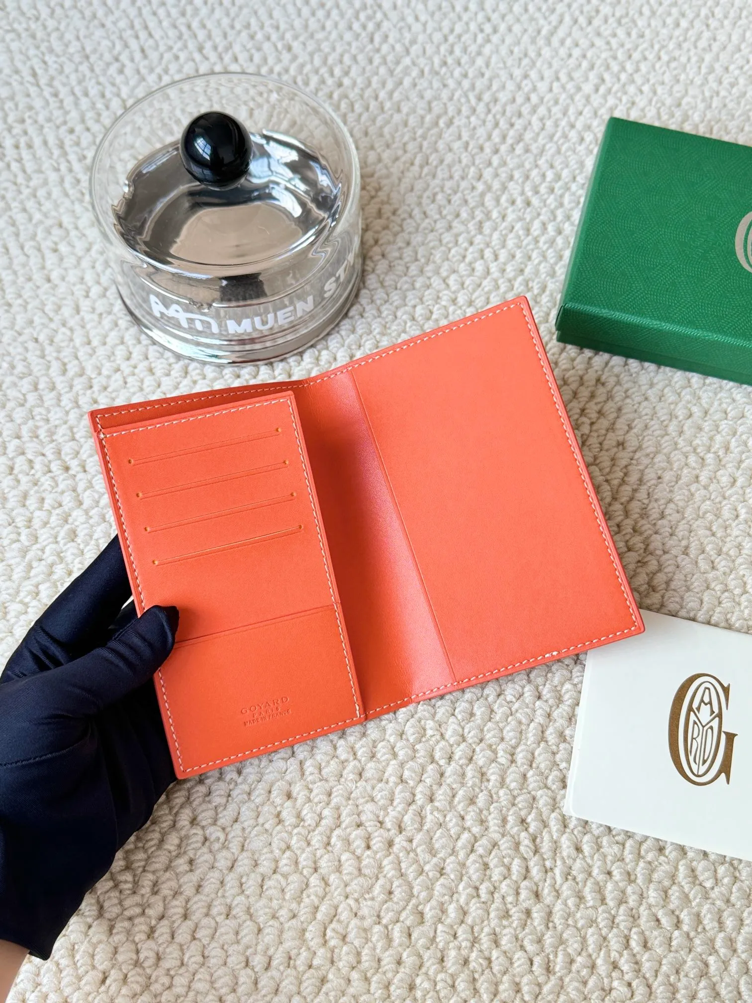 💰120 Goyard Passport Holder Goyardine Canvas & Vauzelles Calfskin No.: G804 Eleven colors. The country is open. The first choice for overseas travel. Multiple colors available. Can be used as a couple's model. It's yyds for giving away for personal use! A super convenient passport holder with four card slots + two compartments for traveling. Small and portable, good-looking. Material: goyarine canvas and Vauzelles calfskin. Size: 14✖️10✖️1.5cm