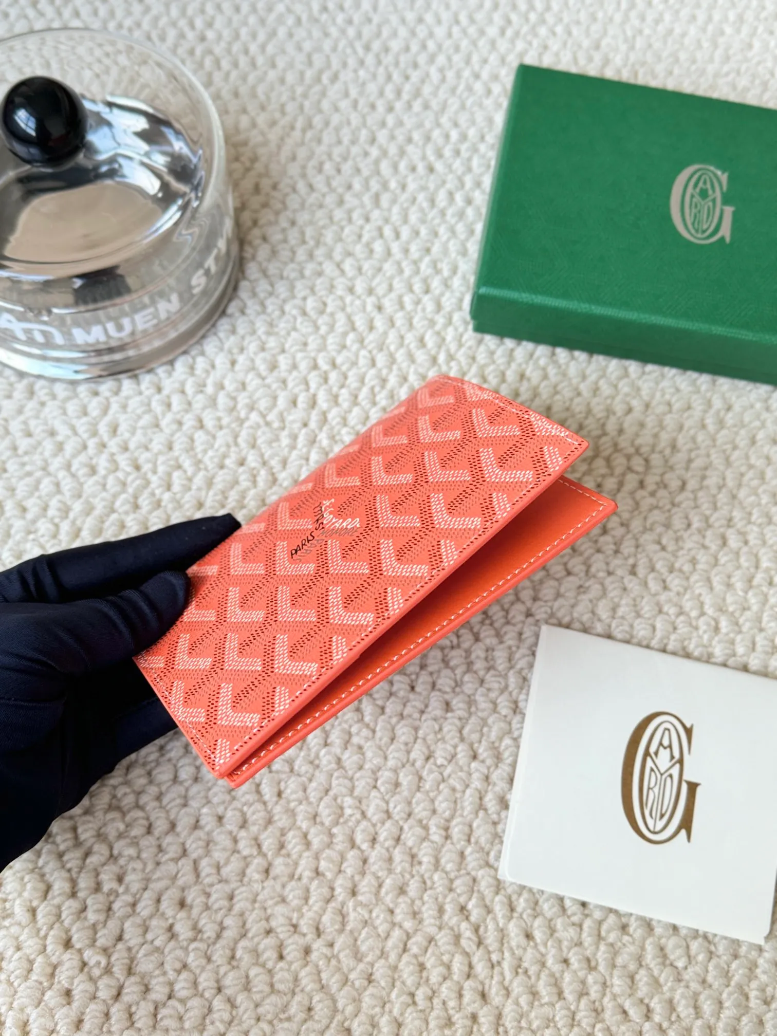 💰120 Goyard Passport Holder Goyardine Canvas & Vauzelles Calfskin No.: G804 Eleven colors. The country is open. The first choice for overseas travel. Multiple colors available. Can be used as a couple's model. It's yyds for giving away for personal use! A super convenient passport holder with four card slots + two compartments for traveling. Small and portable, good-looking. Material: goyarine canvas and Vauzelles calfskin. Size: 14✖️10✖️1.5cm