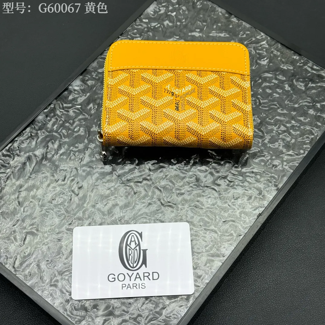 💰130 💎Top original 𝐠𝐨𝐲𝐚𝐫𝐝 Hot style 💕 Goya wallet short Matignon Mini coin purse with full zipper closure design. Its central compartment holds coins, while its interior patch pocket holds cards or small IDs. Style number: G60067 Size: 10.4*7.5*1.8cm