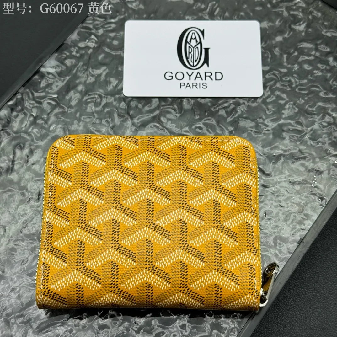 💰130 💎Top original 𝐠𝐨𝐲𝐚𝐫𝐝 Hot style 💕 Goya wallet short Matignon Mini coin purse with full zipper closure design. Its central compartment holds coins, while its interior patch pocket holds cards or small IDs. Style number: G60067 Size: 10.4*7.5*1.8cm