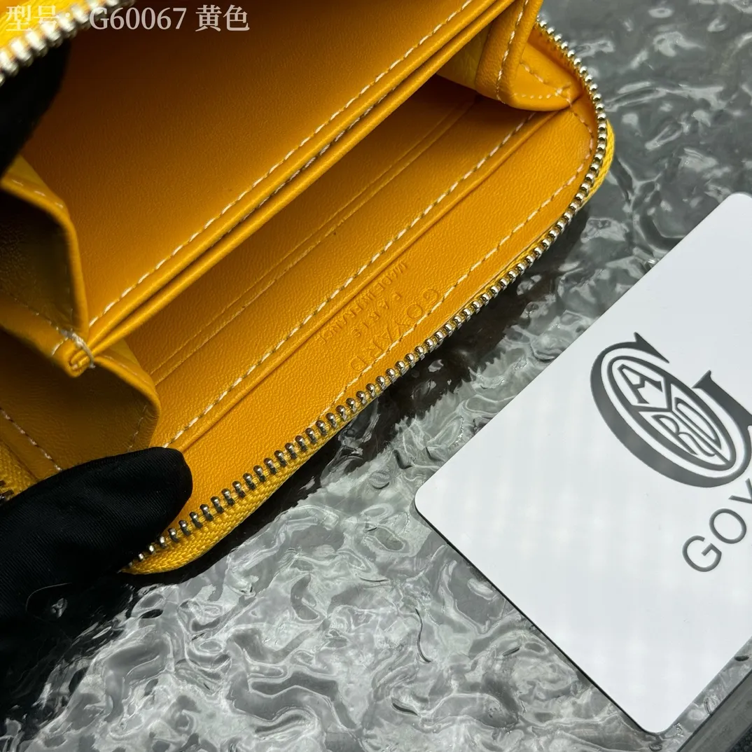 💰130 💎Top original 𝐠𝐨𝐲𝐚𝐫𝐝 Hot style 💕 Goya wallet short Matignon Mini coin purse with full zipper closure design. Its central compartment holds coins, while its interior patch pocket holds cards or small IDs. Style number: G60067 Size: 10.4*7.5*1.8cm