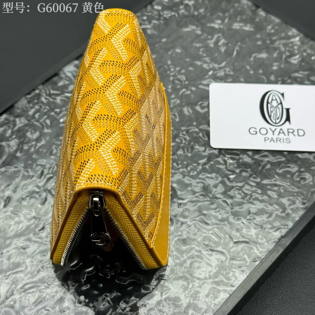 💰130 💎Top original 𝐠𝐨𝐲𝐚𝐫𝐝 Hot style 💕 Goya wallet short Matignon Mini coin purse with full zipper closure design. Its central compartment holds coins, while its interior patch pocket holds cards or small IDs. Style number: G60067 Size: 10.4*7.5*1.8cm