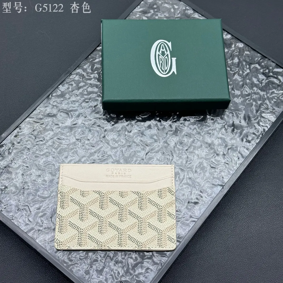 💰90 💎The top-quality original GOYARD Saint-Sulpice card holder has a small and compact design, and its central pocket can store cards, IDs or folded banknotes. The compact design fits nicely in a jacket or pants pocket. Model; G5122 Size: 7*10.5*0.2cm