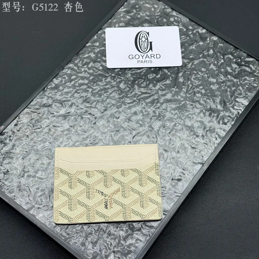 💰90 💎The top-quality original GOYARD Saint-Sulpice card holder has a small and compact design, and its central pocket can store cards, IDs or folded banknotes. The compact design fits nicely in a jacket or pants pocket. Model; G5122 Size: 7*10.5*0.2cm