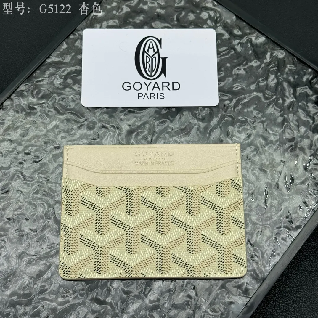 💰90 💎The top-quality original GOYARD Saint-Sulpice card holder has a small and compact design, and its central pocket can store cards, IDs or folded banknotes. The compact design fits nicely in a jacket or pants pocket. Model; G5122 Size: 7*10.5*0.2cm