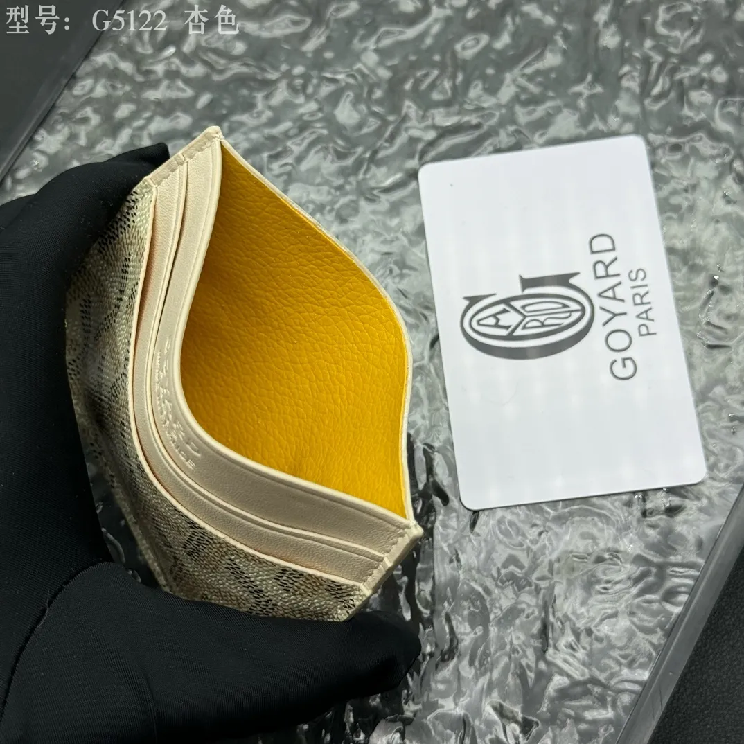 💰90 💎The top-quality original GOYARD Saint-Sulpice card holder has a small and compact design, and its central pocket can store cards, IDs or folded banknotes. The compact design fits nicely in a jacket or pants pocket. Model; G5122 Size: 7*10.5*0.2cm