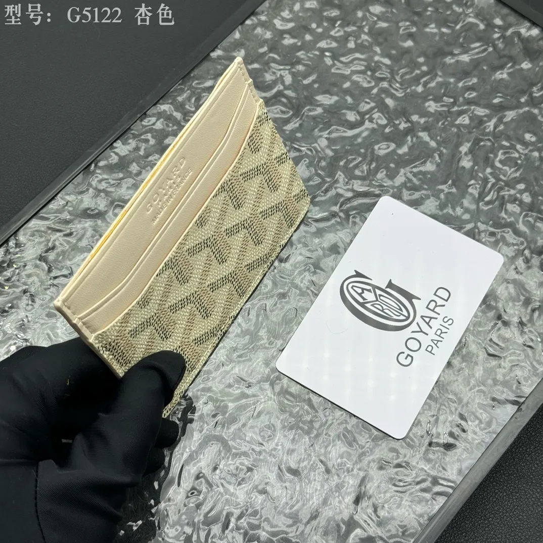 💰90 💎The top-quality original GOYARD Saint-Sulpice card holder has a small and compact design, and its central pocket can store cards, IDs or folded banknotes. The compact design fits nicely in a jacket or pants pocket. Model; G5122 Size: 7*10.5*0.2cm