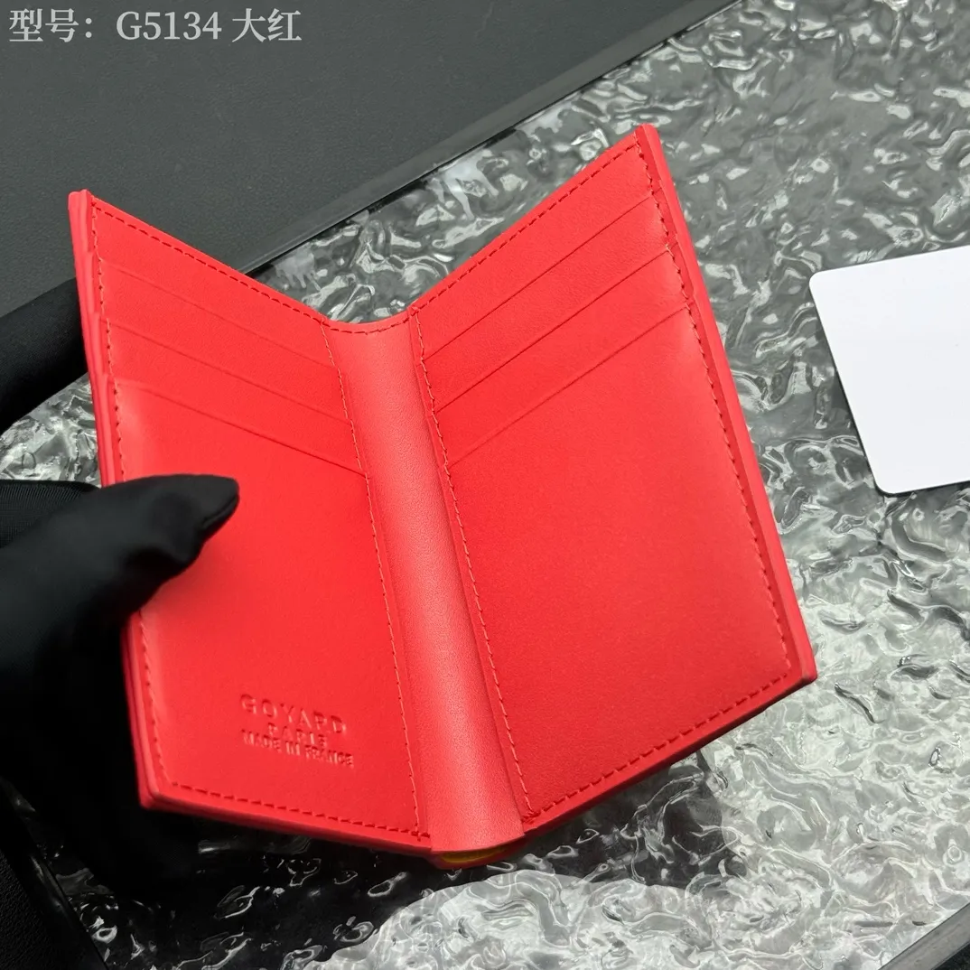 💰100 💎Top original 𝑺𝒂𝒊𝒏𝒕 𝑷𝒊𝒆𝒓𝒓𝒆 𝐠𝐨𝐲𝐚𝐫𝐝 Hot style 💕 Goya wallet card holder It is fully functional and has a large-sized banknote pocket that can hold cards, documents and banknotes at the same time. The compact design is just right for putting in a jacket or pants pocket. Style number: G5134 Size:7.5*1.5*11cm.