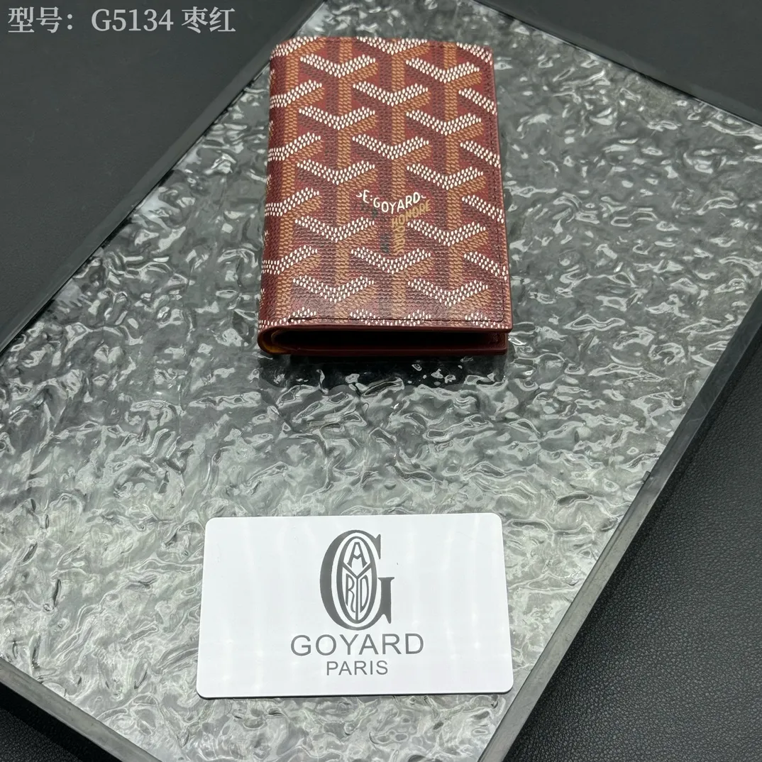 💰100 💎Top original 𝑺𝒂𝒊𝒏𝒕 𝑷𝒊𝒆𝒓𝒓𝒆 𝐠𝐨𝐲𝐚𝐫𝐝 Hot style 💕 Goya wallet card holder It is fully functional and has a large-sized banknote pocket that can hold cards, documents and banknotes at the same time. The compact design is just right for putting in a jacket or pants pocket. Style number: G5134 Size:7.5*1.5*11cm.