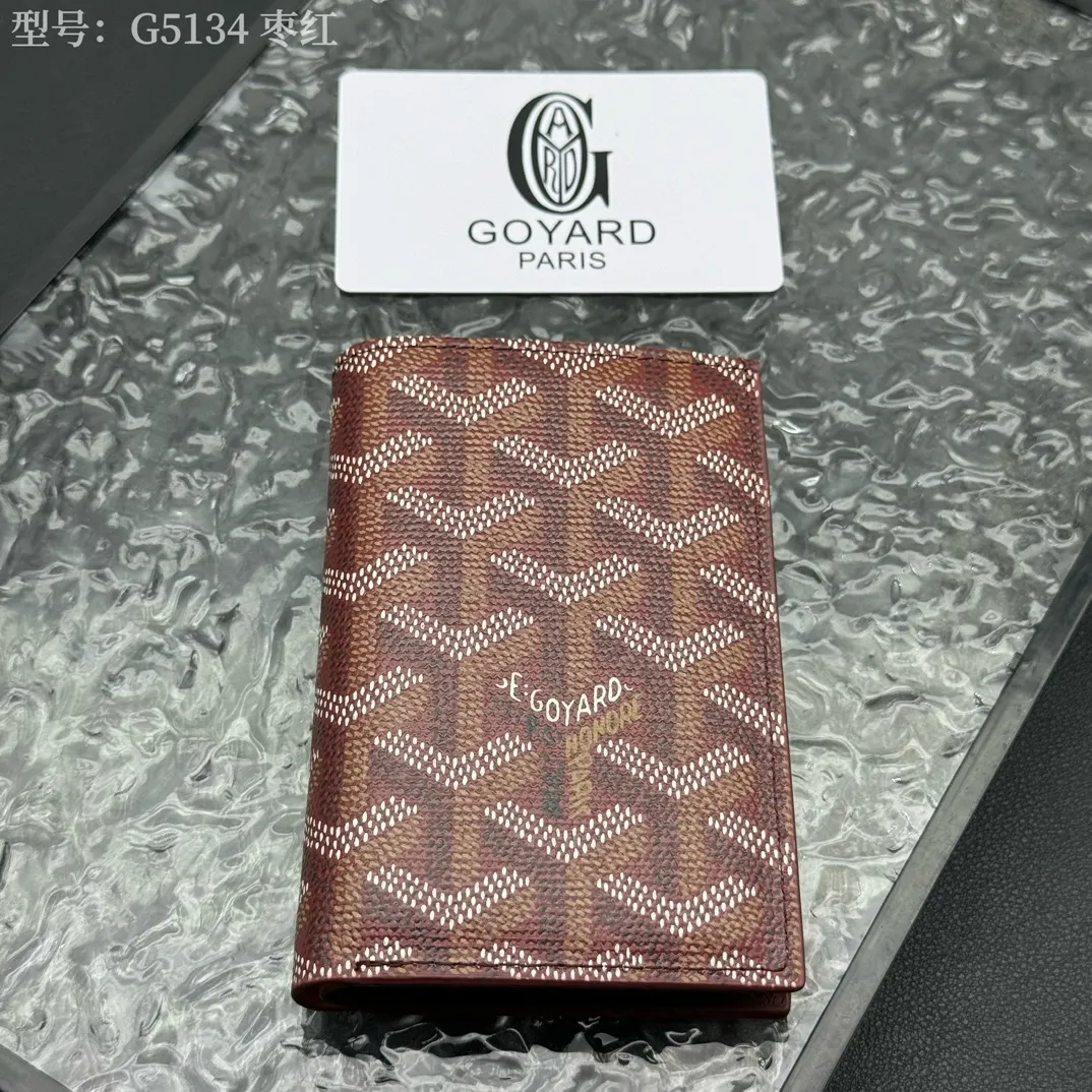 💰100 💎Top original 𝑺𝒂𝒊𝒏𝒕 𝑷𝒊𝒆𝒓𝒓𝒆 𝐠𝐨𝐲𝐚𝐫𝐝 Hot style 💕 Goya wallet card holder It is fully functional and has a large-sized banknote pocket that can hold cards, documents and banknotes at the same time. The compact design is just right for putting in a jacket or pants pocket. Style number: G5134 Size:7.5*1.5*11cm.