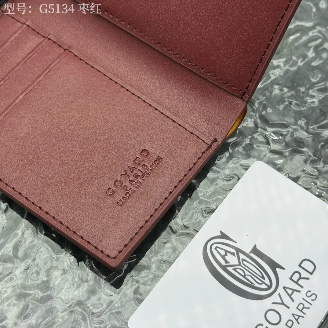 💰100 💎Top original 𝑺𝒂𝒊𝒏𝒕 𝑷𝒊𝒆𝒓𝒓𝒆 𝐠𝐨𝐲𝐚𝐫𝐝 Hot style 💕 Goya wallet card holder It is fully functional and has a large-sized banknote pocket that can hold cards, documents and banknotes at the same time. The compact design is just right for putting in a jacket or pants pocket. Style number: G5134 Size:7.5*1.5*11cm.