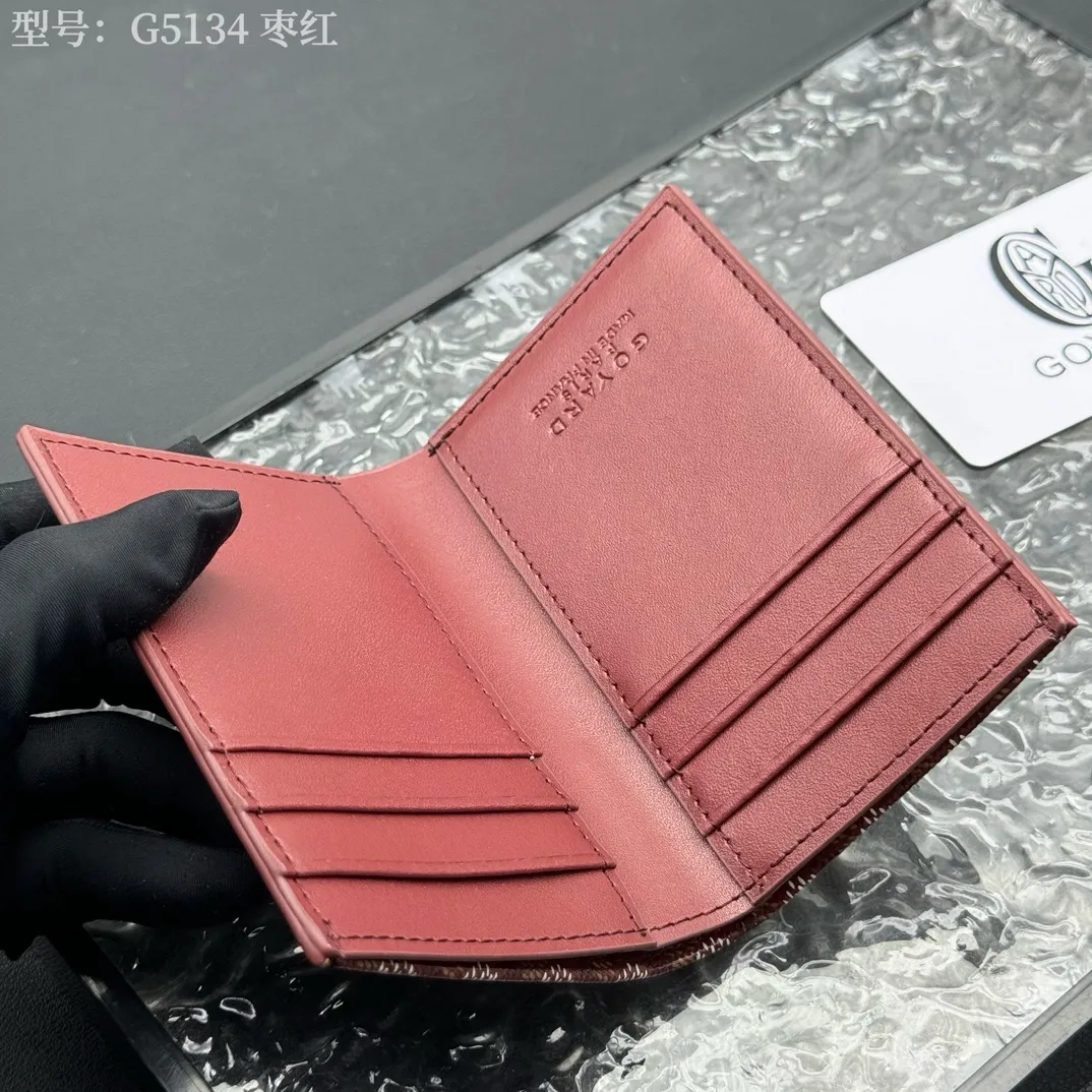 💰100 💎Top original 𝑺𝒂𝒊𝒏𝒕 𝑷𝒊𝒆𝒓𝒓𝒆 𝐠𝐨𝐲𝐚𝐫𝐝 Hot style 💕 Goya wallet card holder It is fully functional and has a large-sized banknote pocket that can hold cards, documents and banknotes at the same time. The compact design is just right for putting in a jacket or pants pocket. Style number: G5134 Size:7.5*1.5*11cm.