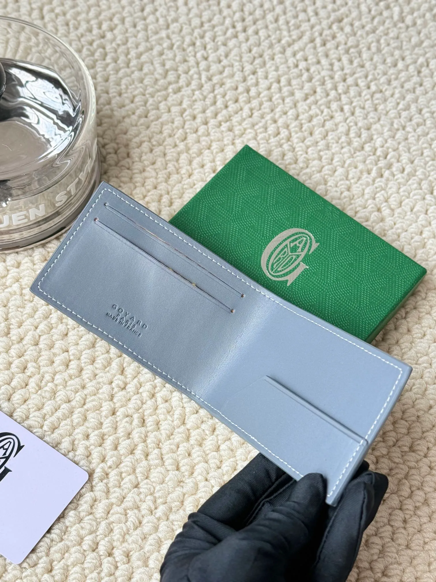💰100Insert Victoire Card Holder can not only be used on its own, but also fits into the Victoire Wallet to add more card storage space. Goyardine canvas & Vauzelles calfskin Style number: 9638 Size: 7.1 cmx0.5 cmx10 cm