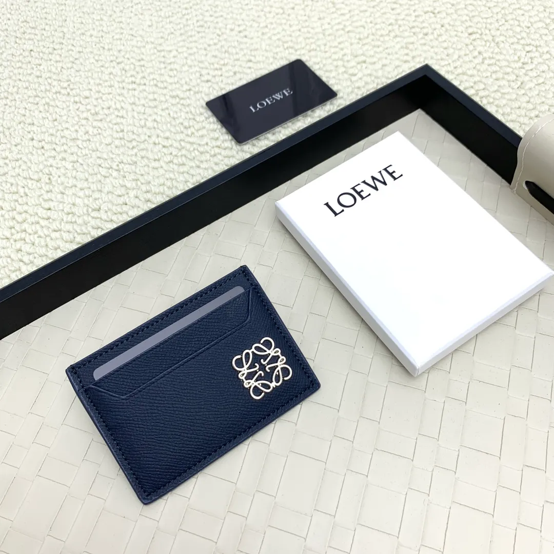 💰100 ·Loewe’s new card holders are back in stock! The new ones are all with metal logos, which are more refined than the old ones~~ Comes with box and dust bag! It’s a good idea to choose this small accessory for Valentine’s Day ~~Model: L1109 Size: 10*7.5CM​