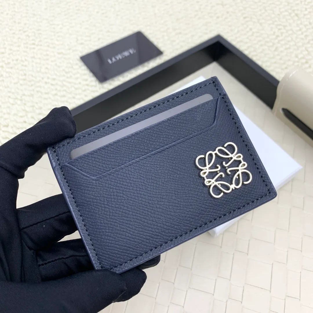 💰100 ·Loewe’s new card holders are back in stock! The new ones are all with metal logos, which are more refined than the old ones~~ Comes with box and dust bag! It’s a good idea to choose this small accessory for Valentine’s Day ~~Model: L1109 Size: 10*7.5CM​