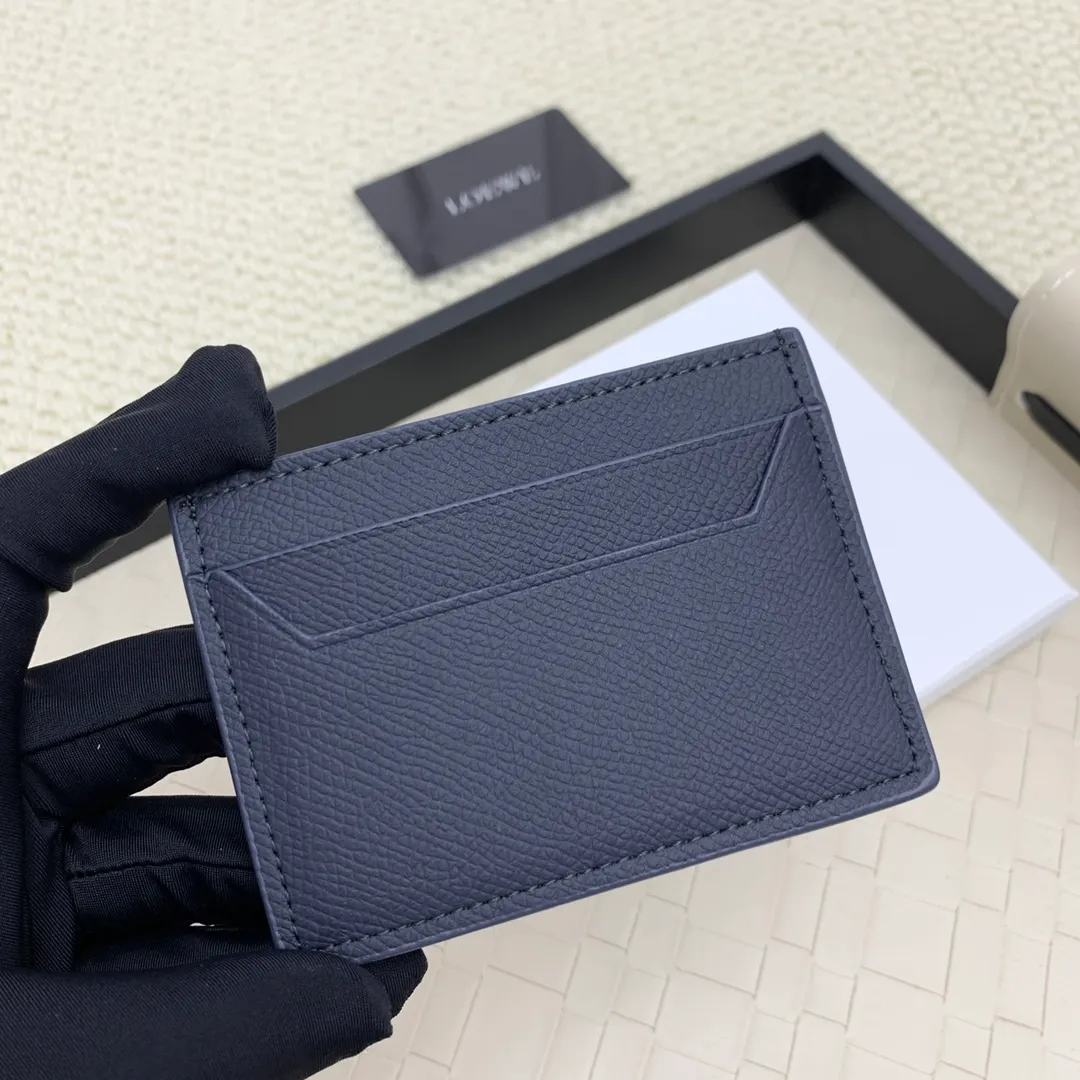 💰100 ·Loewe’s new card holders are back in stock! The new ones are all with metal logos, which are more refined than the old ones~~ Comes with box and dust bag! It’s a good idea to choose this small accessory for Valentine’s Day ~~Model: L1109 Size: 10*7.5CM​