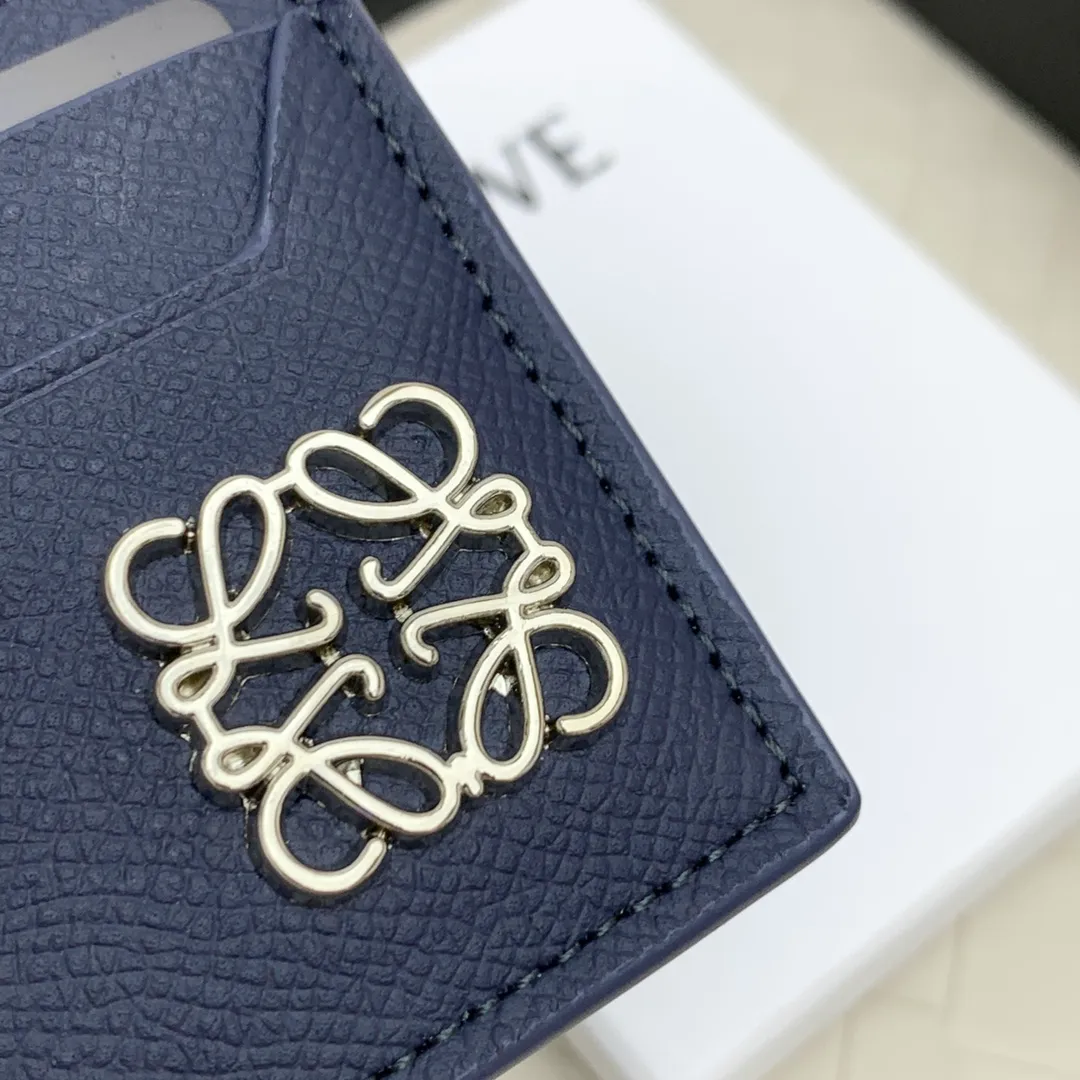 💰100 ·Loewe’s new card holders are back in stock! The new ones are all with metal logos, which are more refined than the old ones~~ Comes with box and dust bag! It’s a good idea to choose this small accessory for Valentine’s Day ~~Model: L1109 Size: 10*7.5CM​