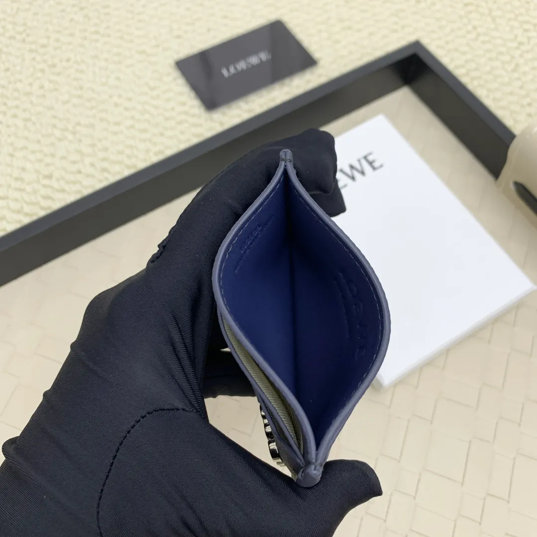 💰100 ·Loewe’s new card holders are back in stock! The new ones are all with metal logos, which are more refined than the old ones~~ Comes with box and dust bag! It’s a good idea to choose this small accessory for Valentine’s Day ~~Model: L1109 Size: 10*7.5CM​