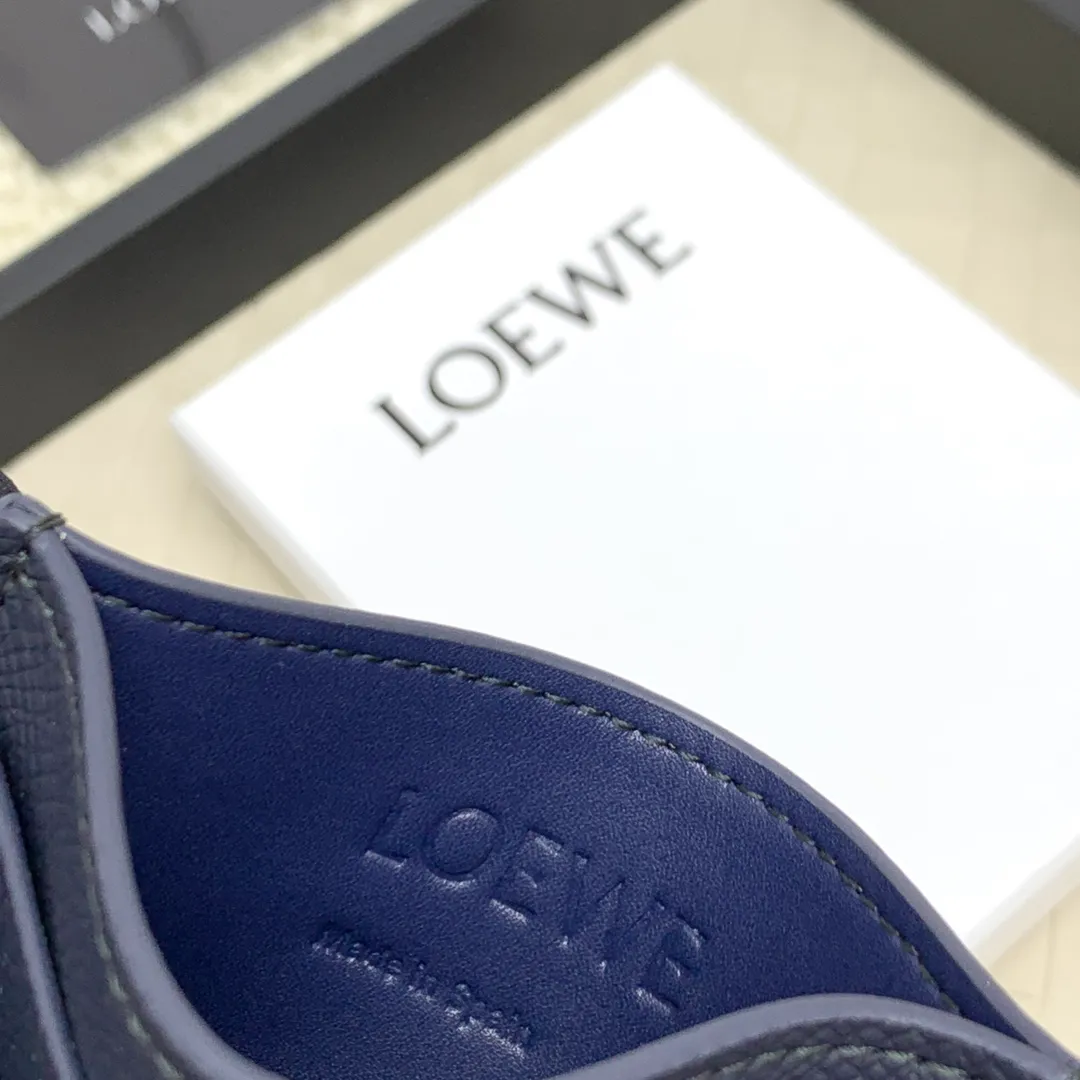 💰100 ·Loewe’s new card holders are back in stock! The new ones are all with metal logos, which are more refined than the old ones~~ Comes with box and dust bag! It’s a good idea to choose this small accessory for Valentine’s Day ~~Model: L1109 Size: 10*7.5CM​