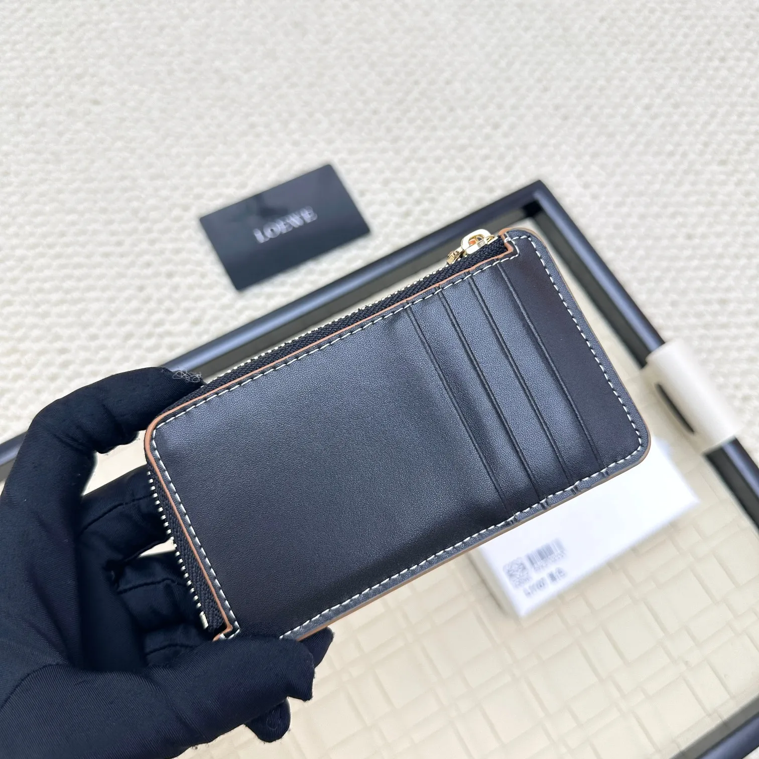💰120 ·Loewe’s new card holders are back in stock! The new ones are all with metal logos, which are more refined than the old ones~~ Comes with box and dust bag! It’s a good idea to choose this small accessory for Valentine’s Day ~~Model: L1107 Size: 13*7.5*1