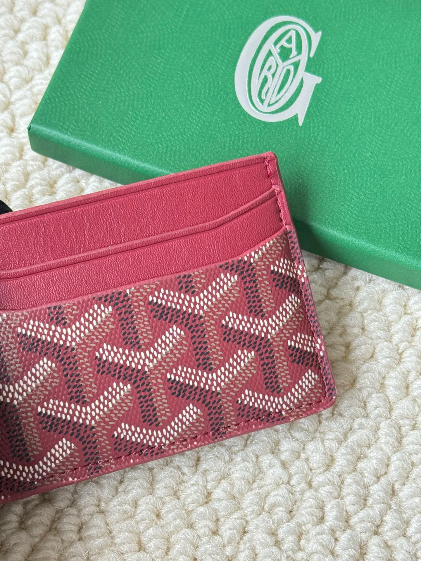 💰100 GOYARD Goya Classic👍🏻The design of Saint-Sulpice card holder is small and compact, and its middle pocket can store cards, documents or folded banknotes. The compact design fits nicely in a jacket or pants pocket. Style number: 9636 Size: 7 x10.5 cm