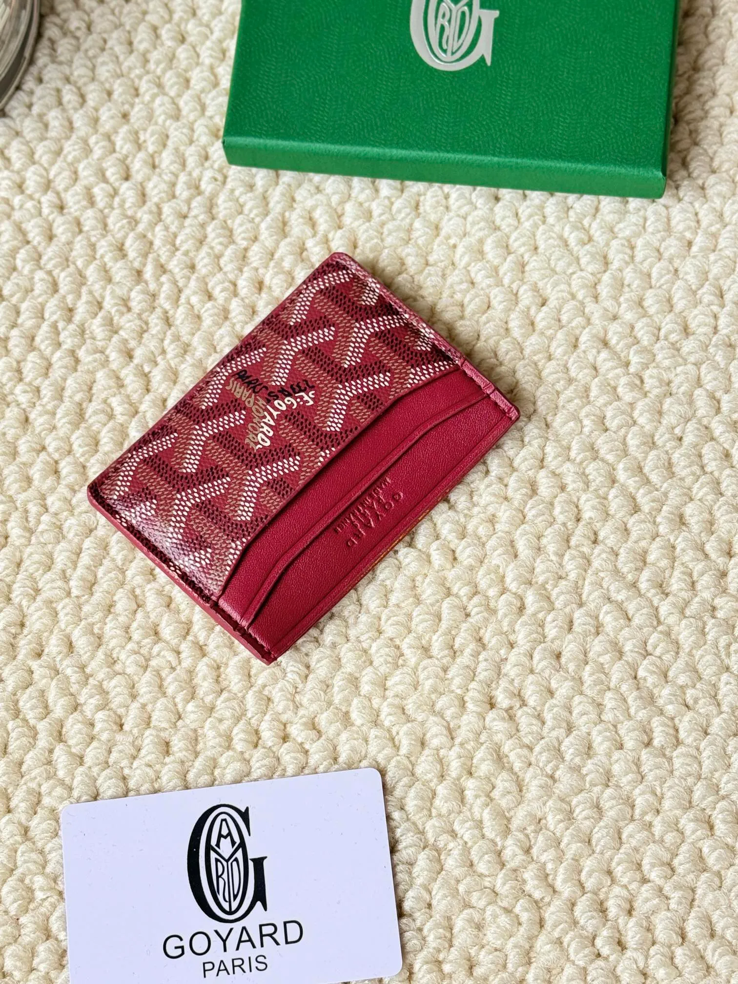 💰100 GOYARD Goya Classic👍🏻The design of Saint-Sulpice card holder is small and compact, and its middle pocket can store cards, documents or folded banknotes. The compact design fits nicely in a jacket or pants pocket. Style number: 9636 Size: 7 x10.5 cm