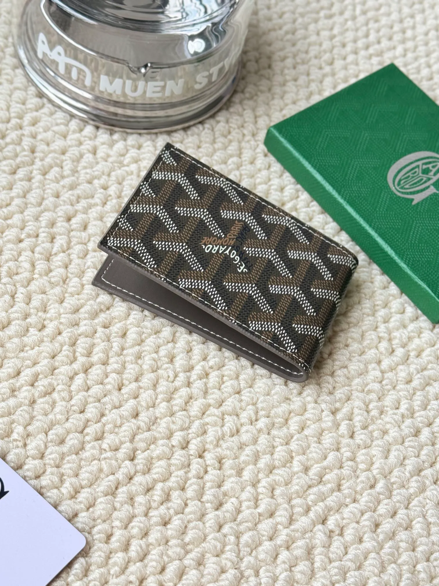 💰100 Insert The Victoire Card Holder can not only be used on its own, but also fits into the Victoire Wallet to add more card storage space. Goyardine canvas & Vauzelles calfskin Style number: 9638 Size: 7.1 cmx0.5 cmx10 cm