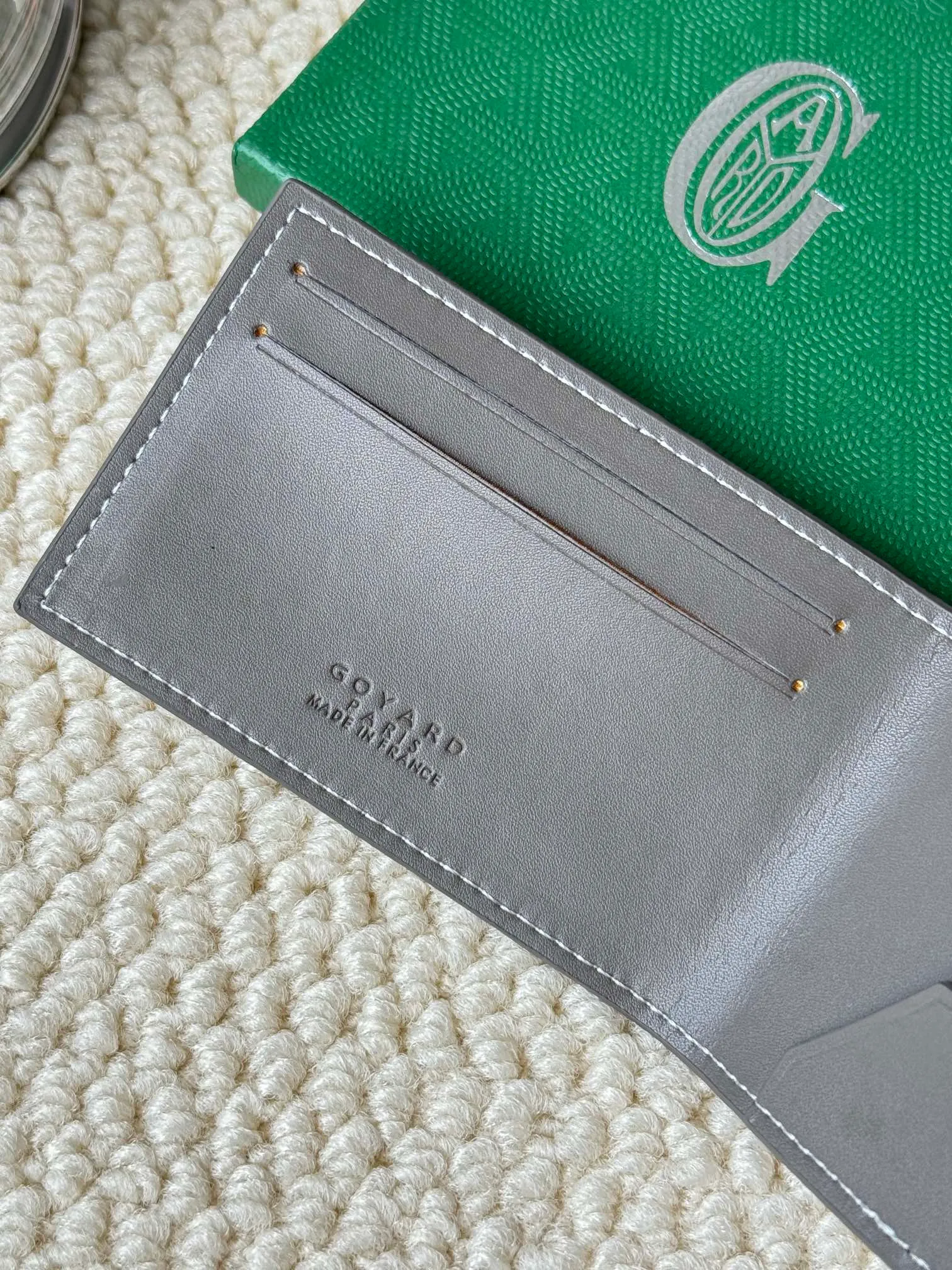 💰100 Insert The Victoire Card Holder can not only be used on its own, but also fits into the Victoire Wallet to add more card storage space. Goyardine canvas & Vauzelles calfskin Style number: 9638 Size: 7.1 cmx0.5 cmx10 cm