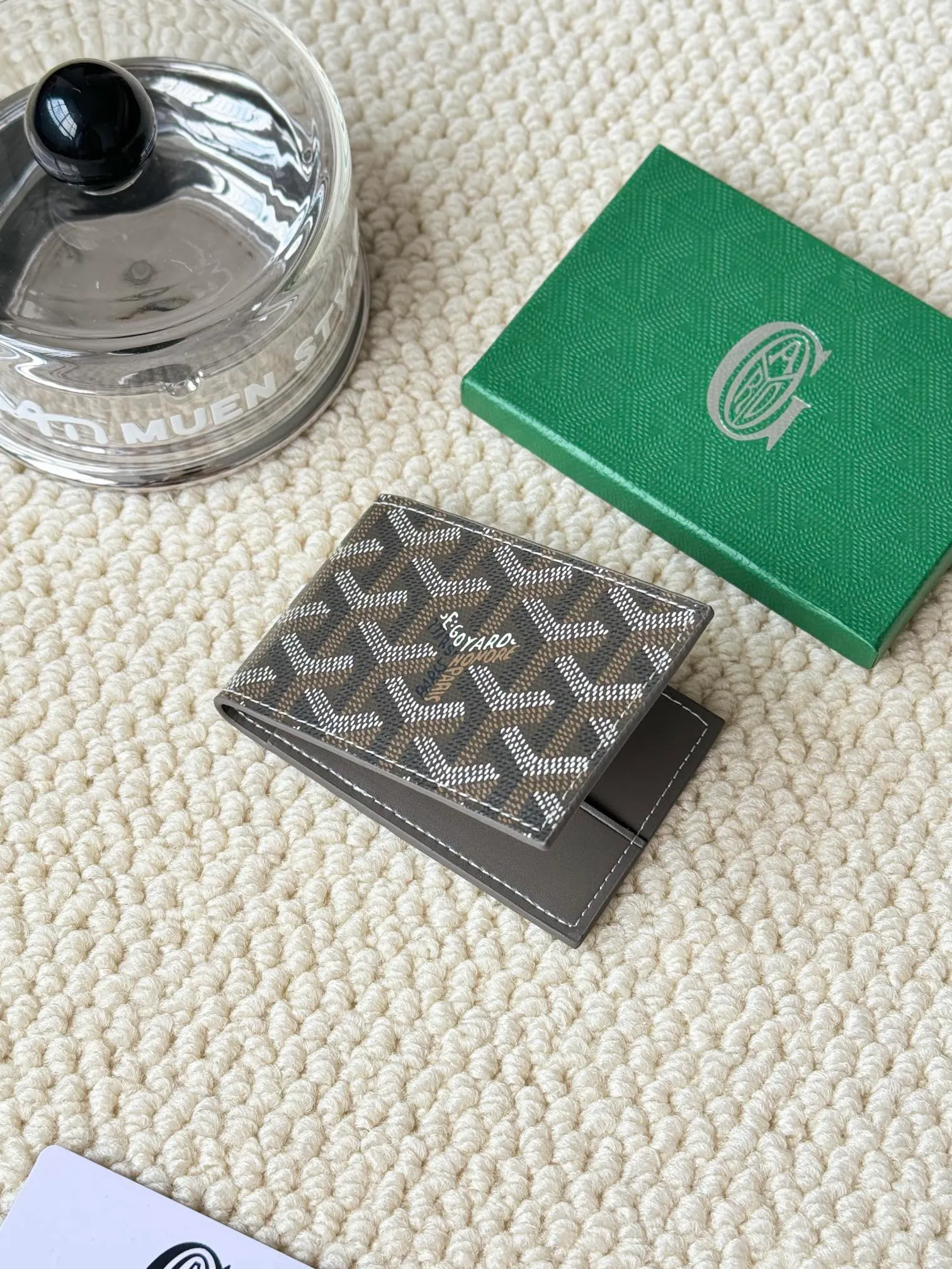 💰100 Insert The Victoire Card Holder can not only be used on its own, but also fits into the Victoire Wallet to add more card storage space. Goyardine canvas & Vauzelles calfskin Style number: 9638 Size: 7.1 cmx0.5 cmx10 cm
