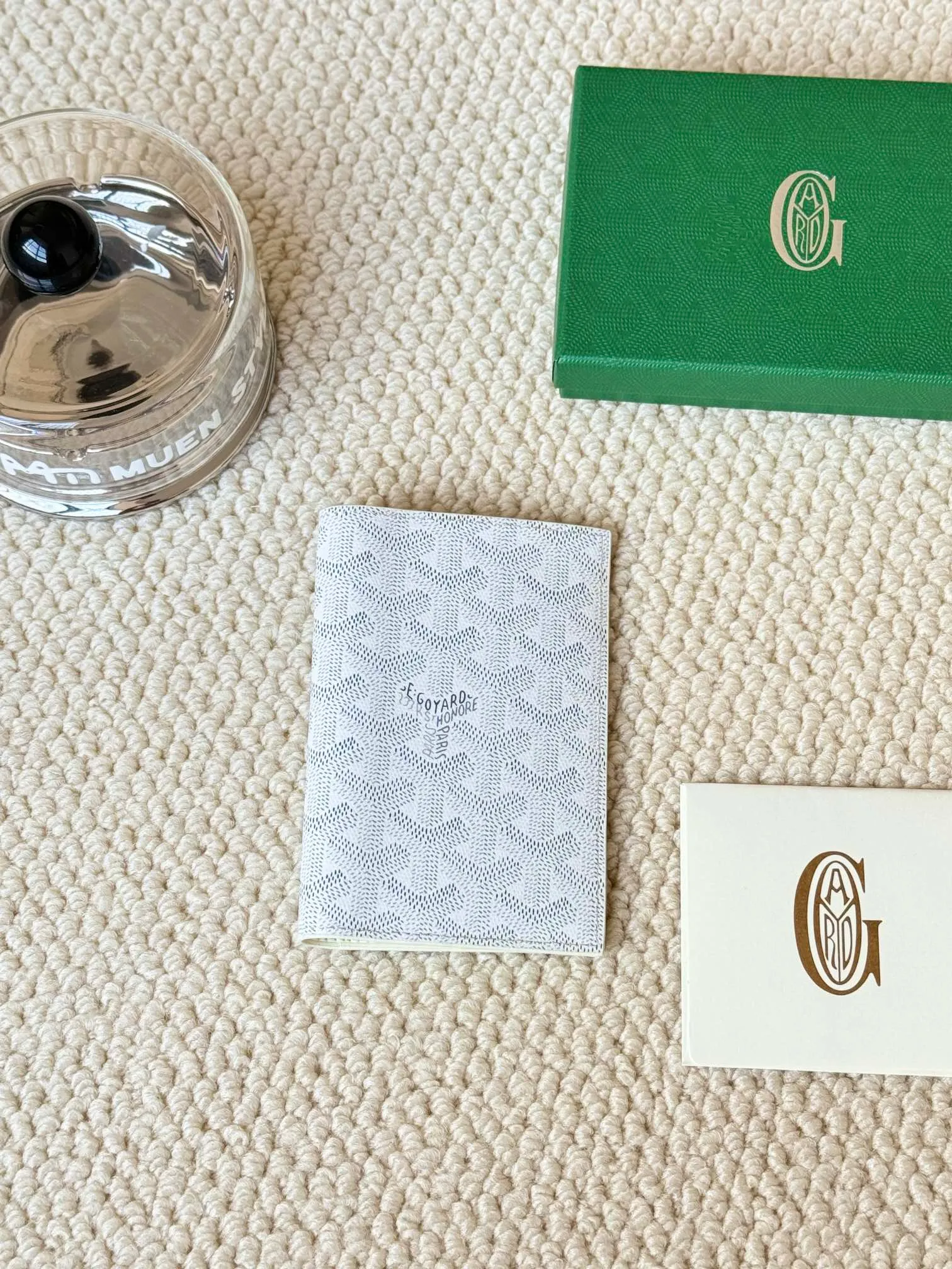 💰120 Goyard Passport Holder Goyardine Canvas & Vauzelles Calfskin No.: 804 Eleven colors. The country is open. The first choice for overseas travel. Multiple colors available. Can be used as a couple. It’s yyds to give as a gift for your own use! A super convenient passport holder with four card slots + two compartments for traveling. Small and portable, good-looking. Material: goyarine canvas and Vauzelles calfskin. Size: 14✖️10✖️1.5cm