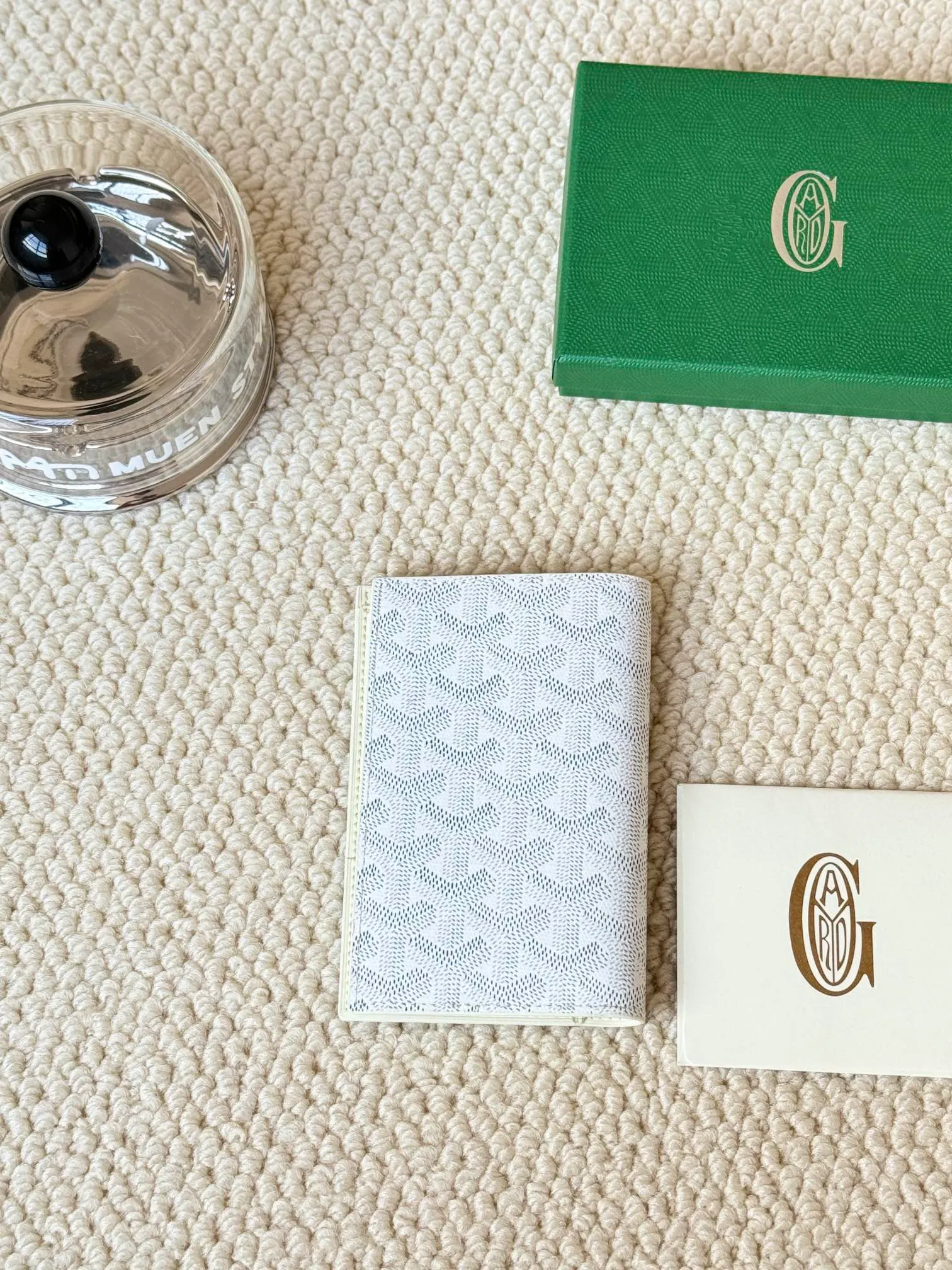 💰120 Goyard Passport Holder Goyardine Canvas & Vauzelles Calfskin No.: 804 Eleven colors. The country is open. The first choice for overseas travel. Multiple colors available. Can be used as a couple. It’s yyds to give as a gift for your own use! A super convenient passport holder with four card slots + two compartments for traveling. Small and portable, good-looking. Material: goyarine canvas and Vauzelles calfskin. Size: 14✖️10✖️1.5cm