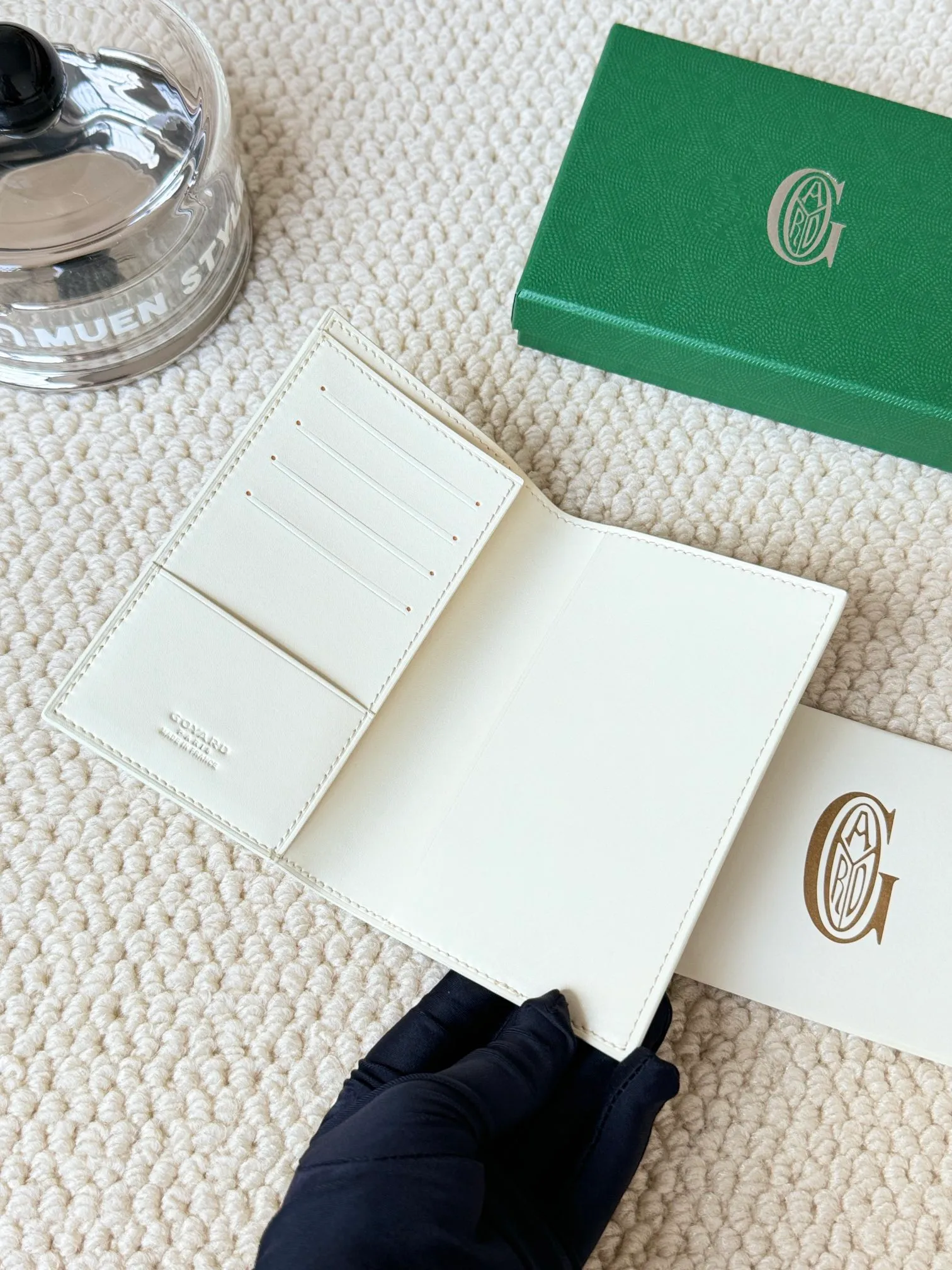 💰120 Goyard Passport Holder Goyardine Canvas & Vauzelles Calfskin No.: 804 Eleven colors. The country is open. The first choice for overseas travel. Multiple colors available. Can be used as a couple. It’s yyds to give as a gift for your own use! A super convenient passport holder with four card slots + two compartments for traveling. Small and portable, good-looking. Material: goyarine canvas and Vauzelles calfskin. Size: 14✖️10✖️1.5cm