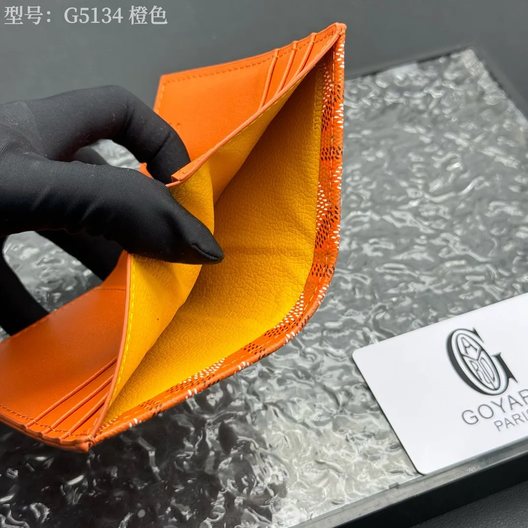 💰100 💎Top original 𝑺𝒂𝒊𝒏𝒕 𝑷𝒊𝒆𝒓𝒓𝒆 𝐠𝐨𝐲𝐚𝐫𝐝 Hot style 💕 Goya wallet card holder It is fully functional and has a large-sized banknote pocket that can hold cards, documents and banknotes at the same time. The compact design is just right for putting in a jacket or pants pocket. Style number: G5134 Size:7.5*1.5*11cm.