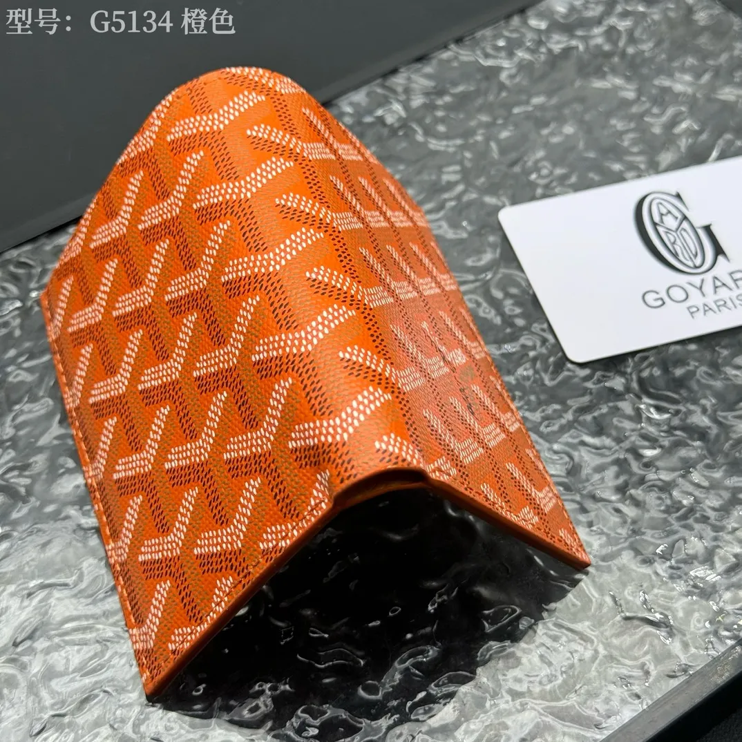 💰100 💎Top original 𝑺𝒂𝒊𝒏𝒕 𝑷𝒊𝒆𝒓𝒓𝒆 𝐠𝐨𝐲𝐚𝐫𝐝 Hot style 💕 Goya wallet card holder It is fully functional and has a large-sized banknote pocket that can hold cards, documents and banknotes at the same time. The compact design is just right for putting in a jacket or pants pocket. Style number: G5134 Size:7.5*1.5*11cm.