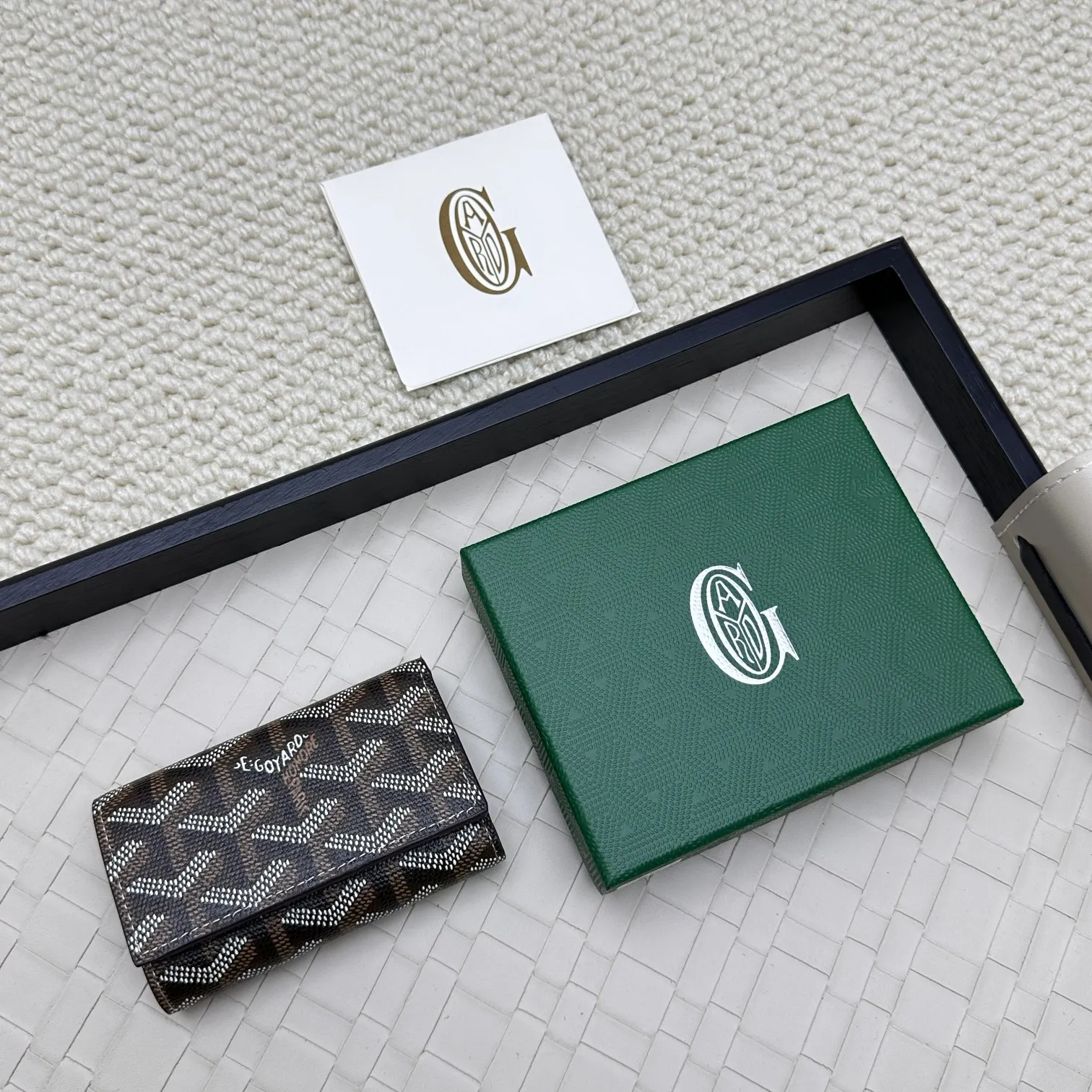 💰120 GOYARD Goya Classic👍🏻The design of the Saint-Sulpice 3-fold key bag is small and compact. Its compact design is just suitable for putting in a jacket or pants pocket. It is equipped with 6 locks that can fasten 6 keys. Style number: 807 Size: 10.5*7*2